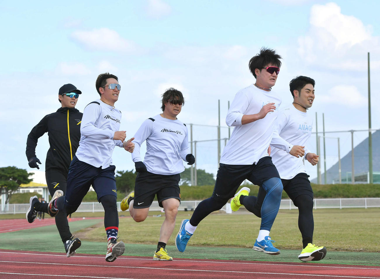 青空の下で走り込みを行う、右からソフトバンク近藤、阪神渡辺、ロッテ藤岡、オリックス西川、石川（撮影・岩下翔太）