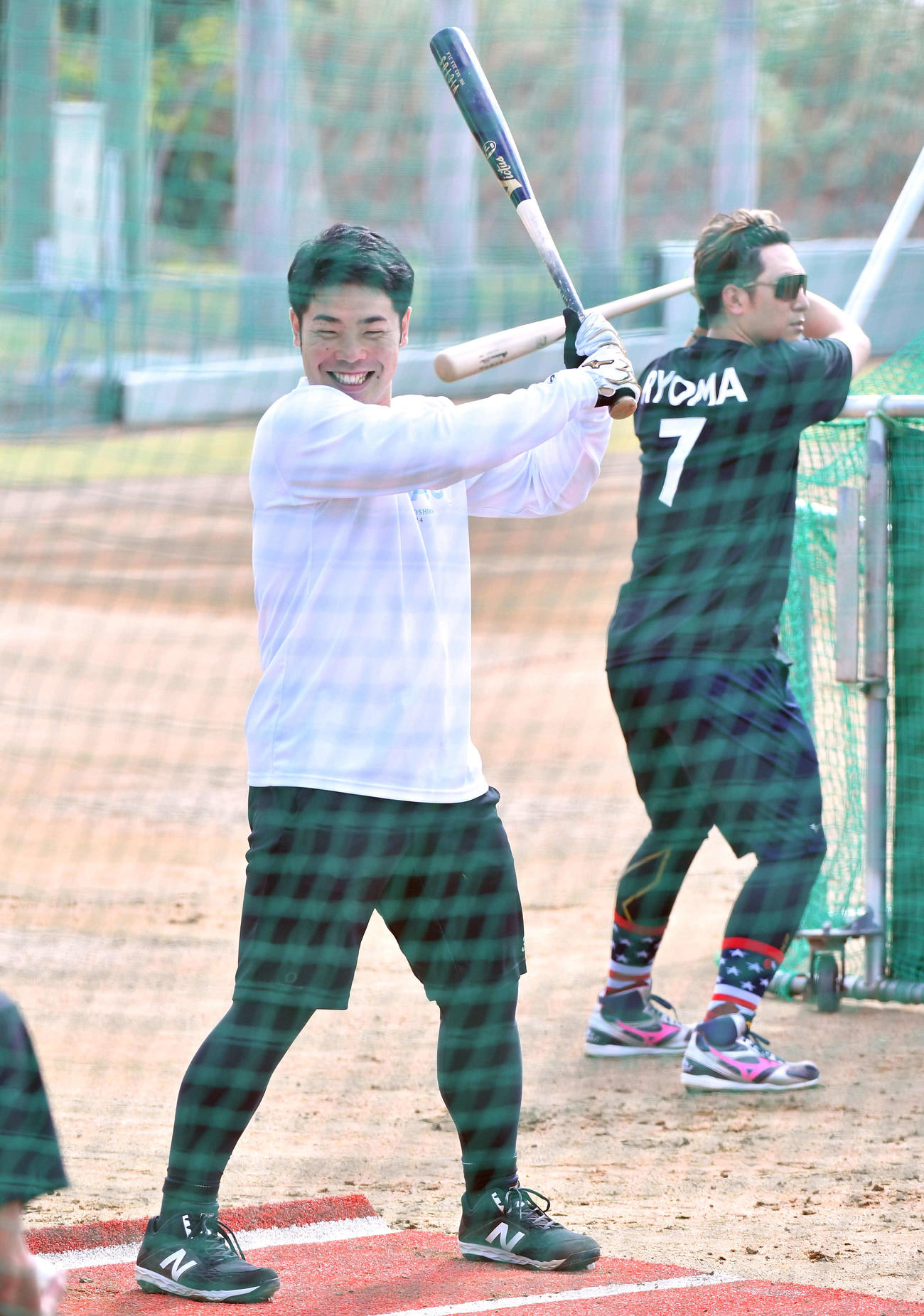 打撃練習中に笑顔を見せるソフトバンク近藤（左）。右はオリックス西川（撮影・岩下翔太）