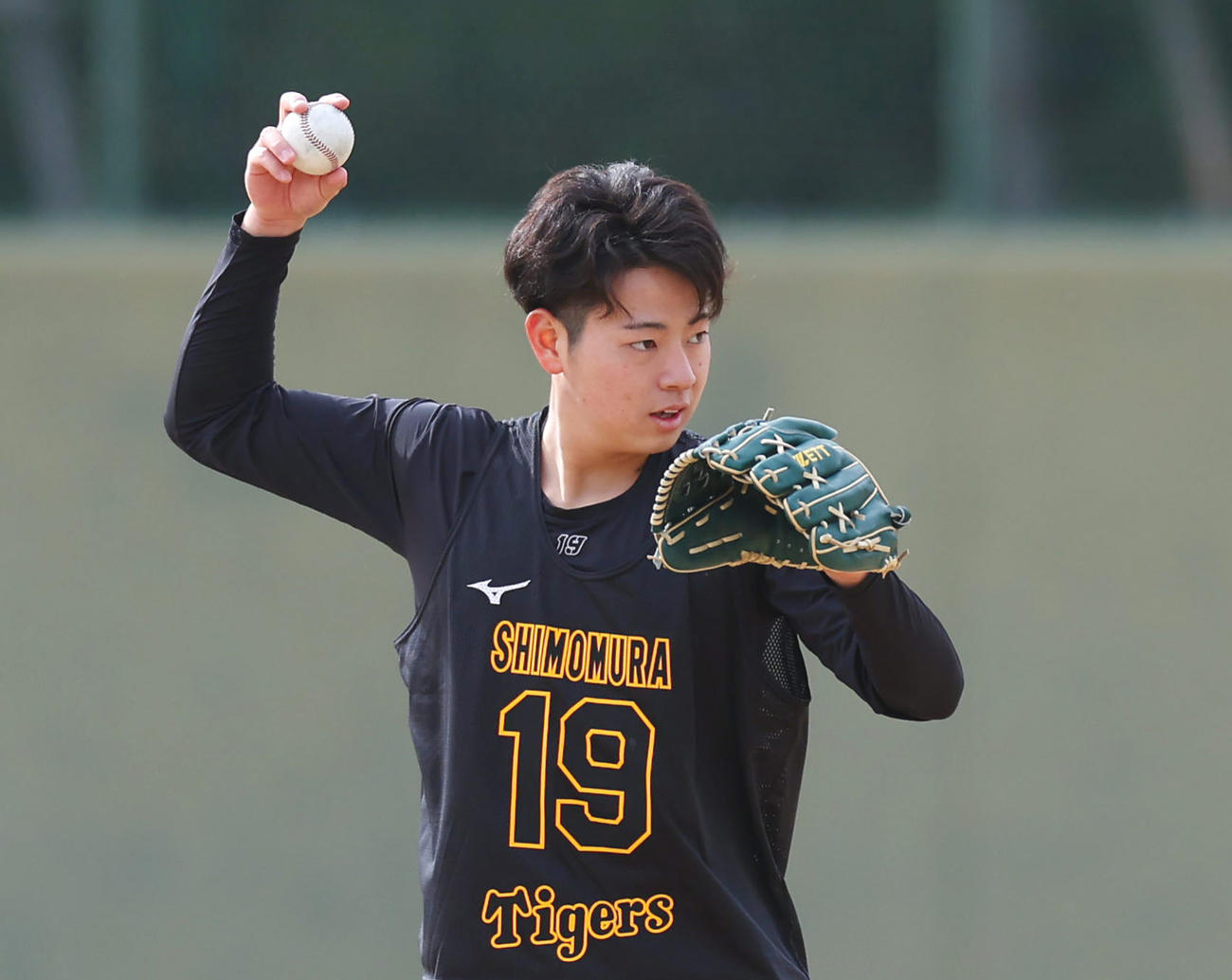 新人合同自主トレに臨む阪神下村（撮影・前田充）