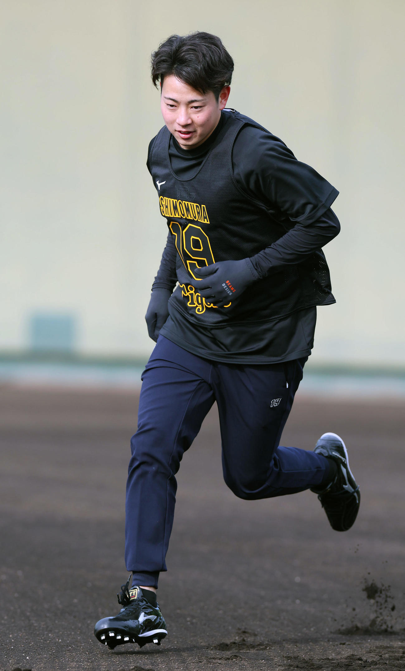 新人合同自主トレに臨む阪神下村（撮影・前田充）