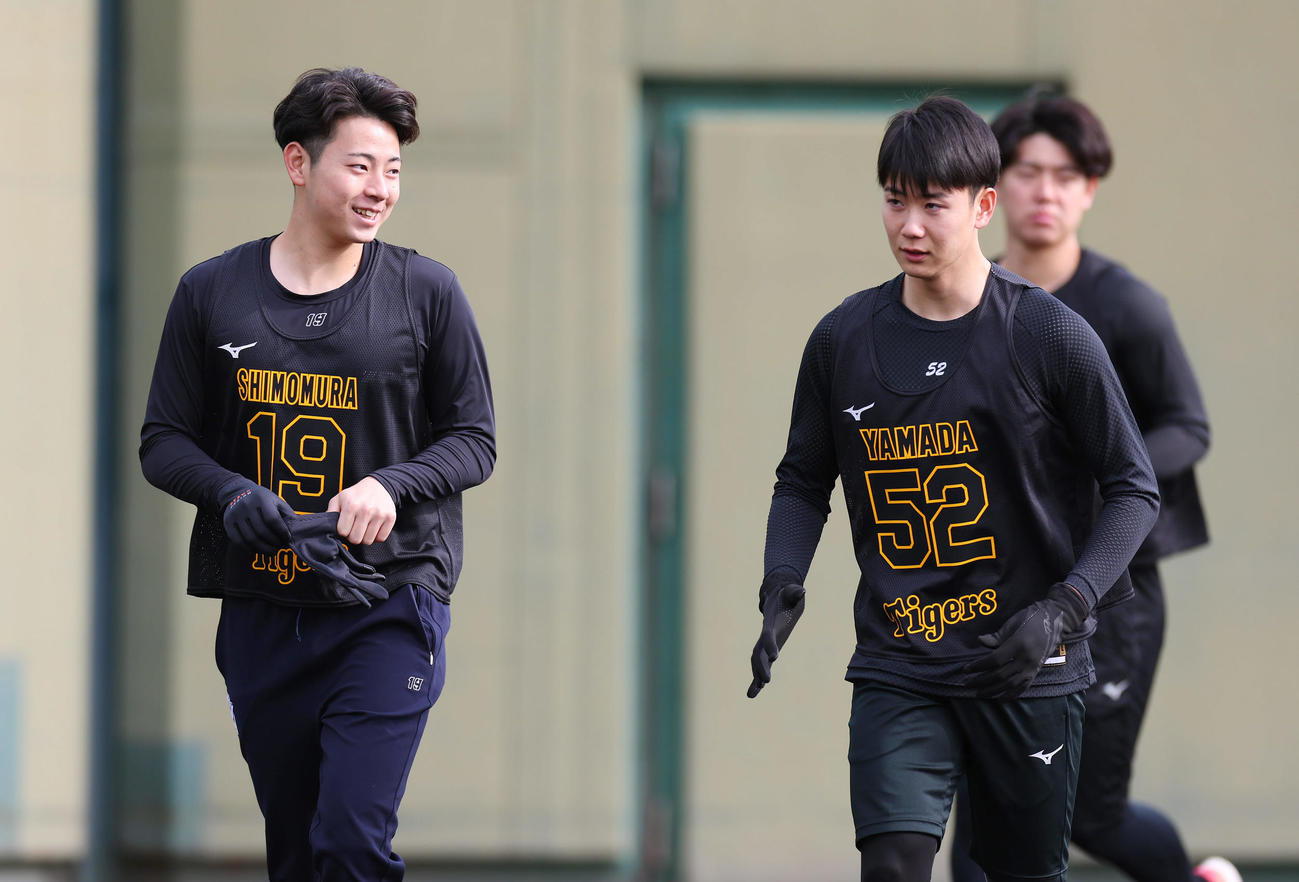 新人合同自主トレで言葉を交わす阪神下村（左）と山田（撮影・前田充）