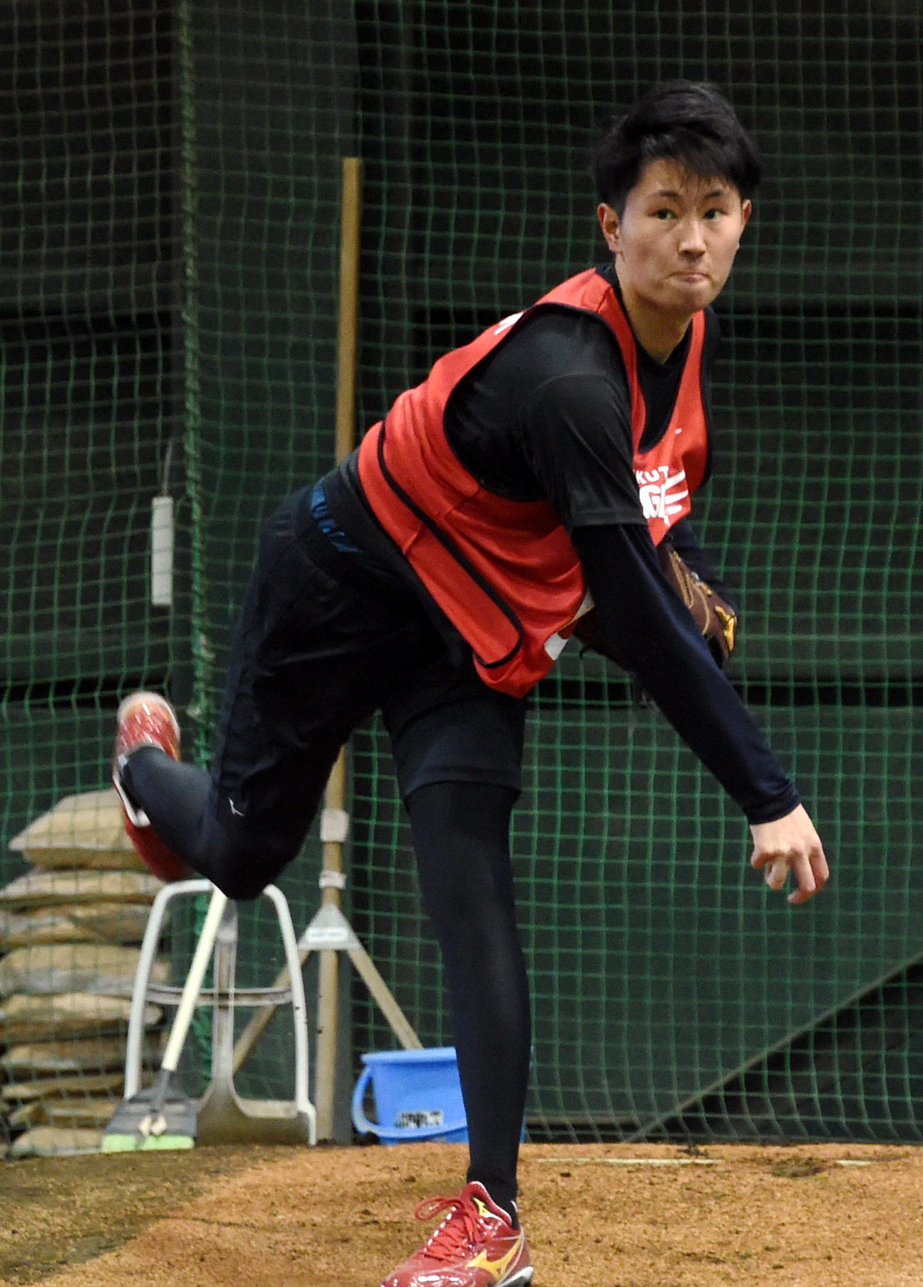 ブルペンで投球練習する楽天ドラフト5位・松田（撮影・山田愛斗）