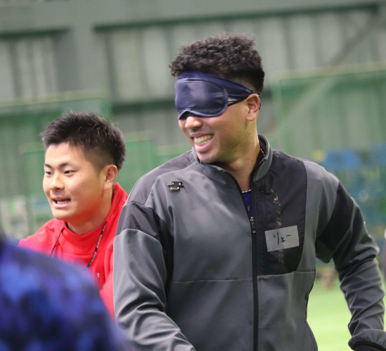 新人合同自主トレでブラインドサッカーのレクリエーションを行うDeNAドラフト2位の松本凌（右）と育成1位の高見沢（撮影・小早川宗一郎）