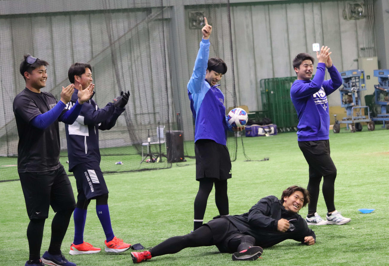 新人合同自主トレでブラインドサッカーのレクリエーションで笑顔を見せるDeNAの、左から育成3位の小笠原、5位の石田裕、1位の度会、6位の井上、育成5位の近藤（撮影・小早川宗一郎）