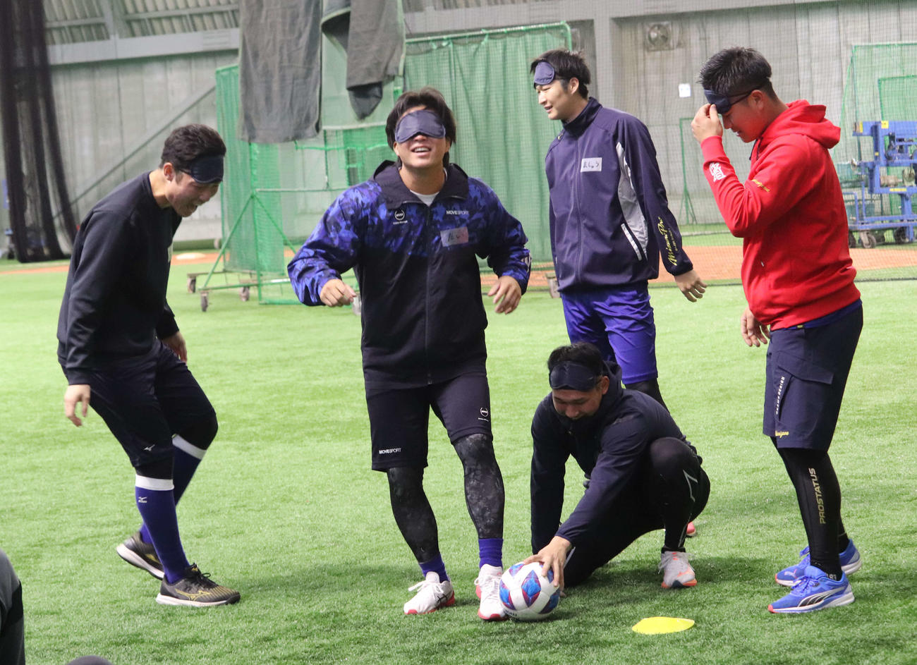 新人合同自主トレでブラインドサッカーのレクリエーションを行う選手たち（撮影・小早川宗一郎）