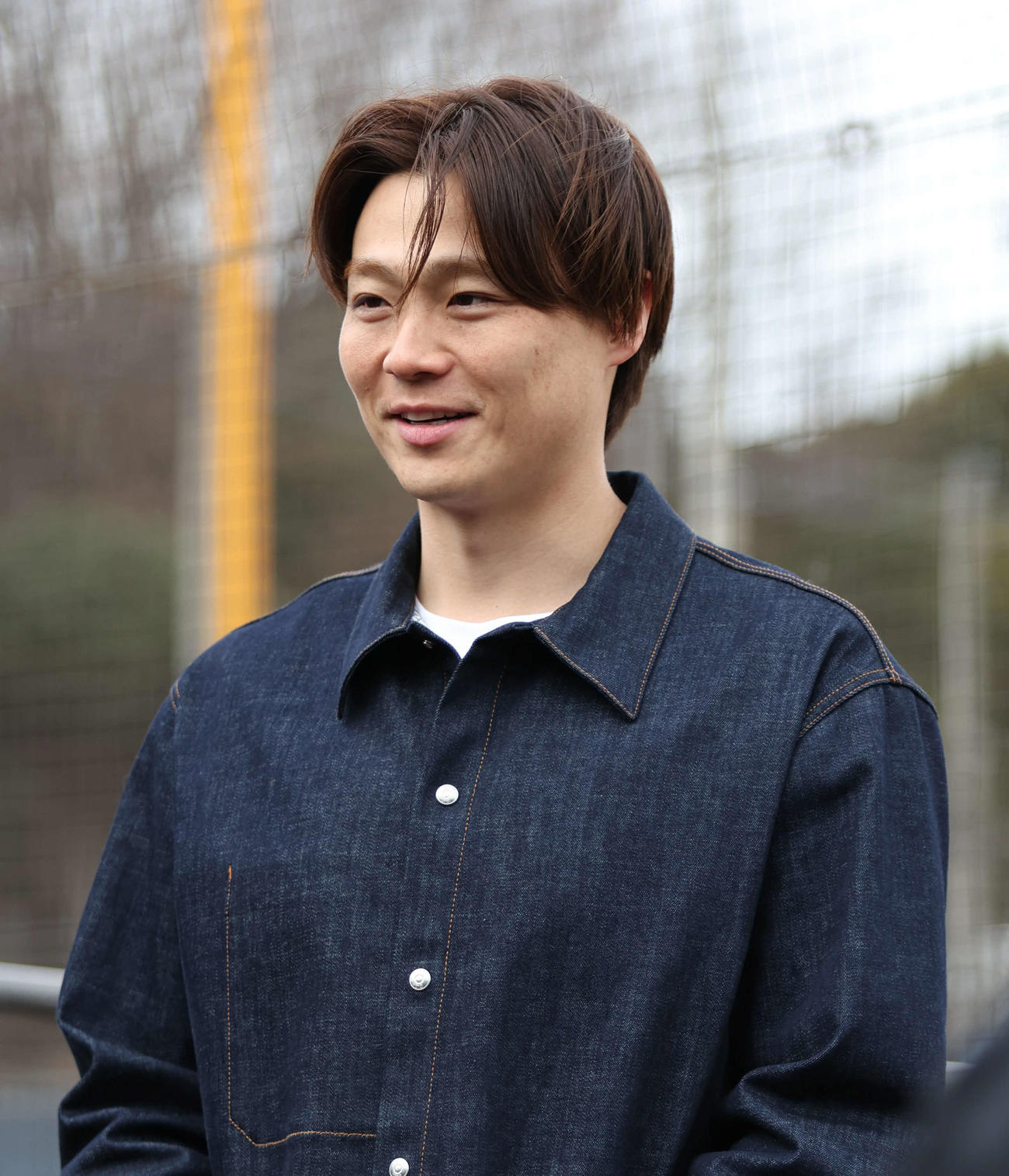 鎌ケ谷スタジアムを訪れ囲み取材に応じる日本ハム山崎（撮影・佐藤翔太）