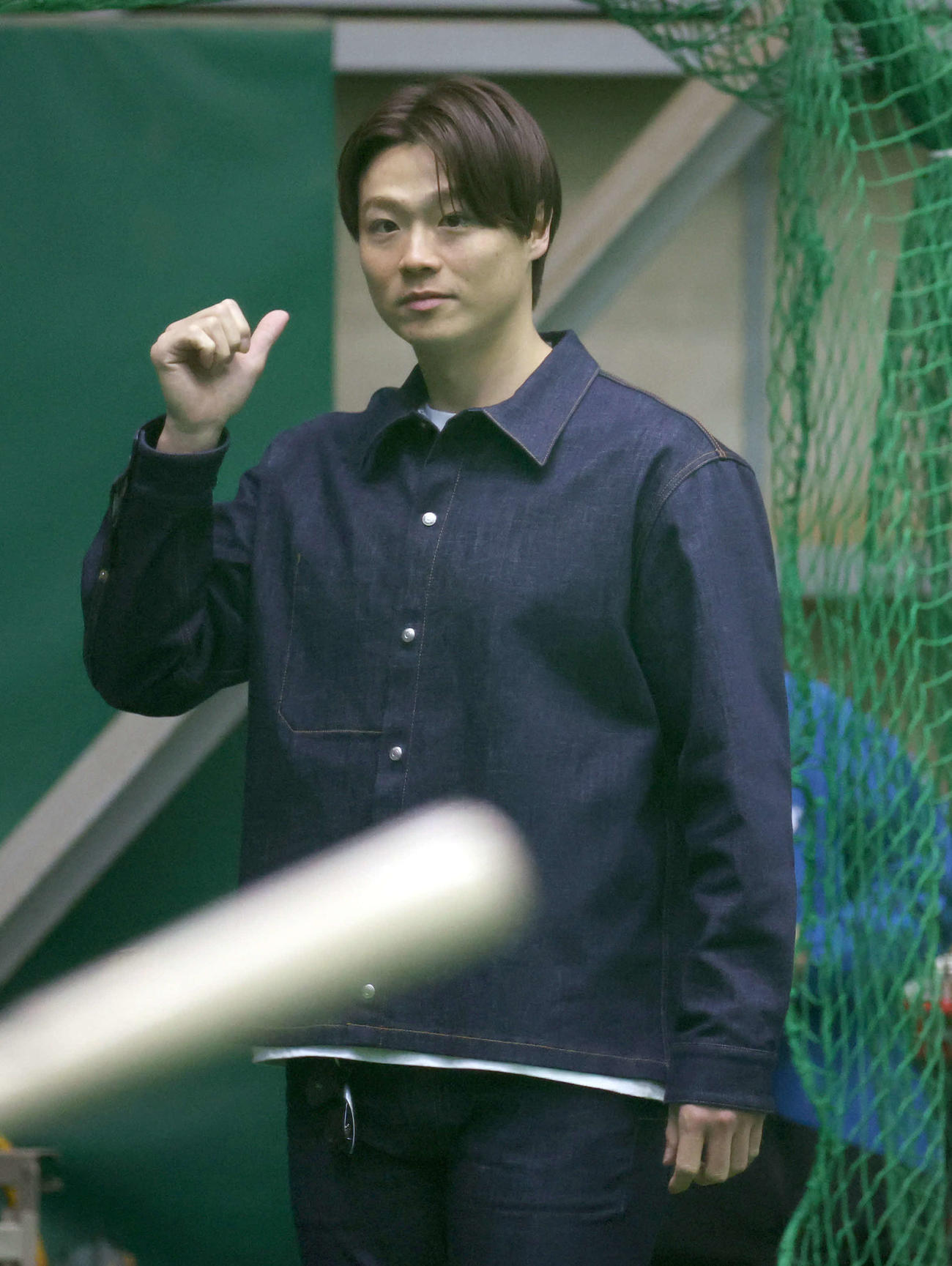 鎌ケ谷スタジアムの室内練習場を訪れる日本ハム山崎（撮影・佐藤翔太）