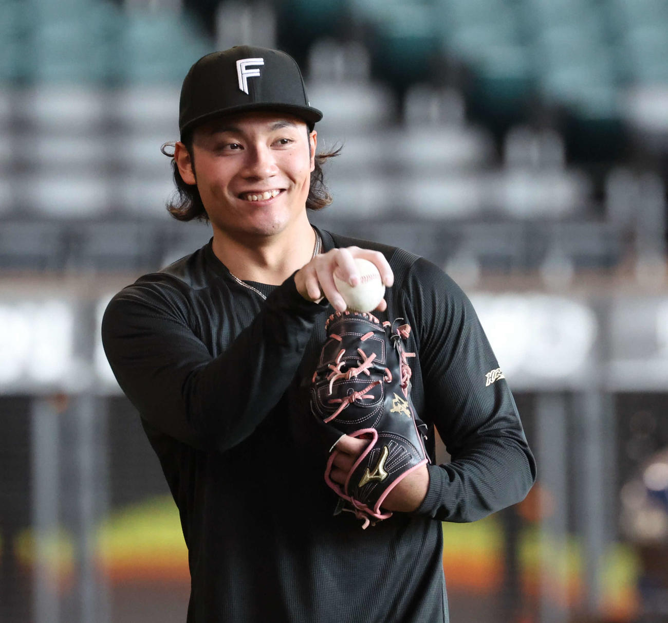 笑顔でキャッチボールする日本ハム伊藤（撮影・黒川智章）
