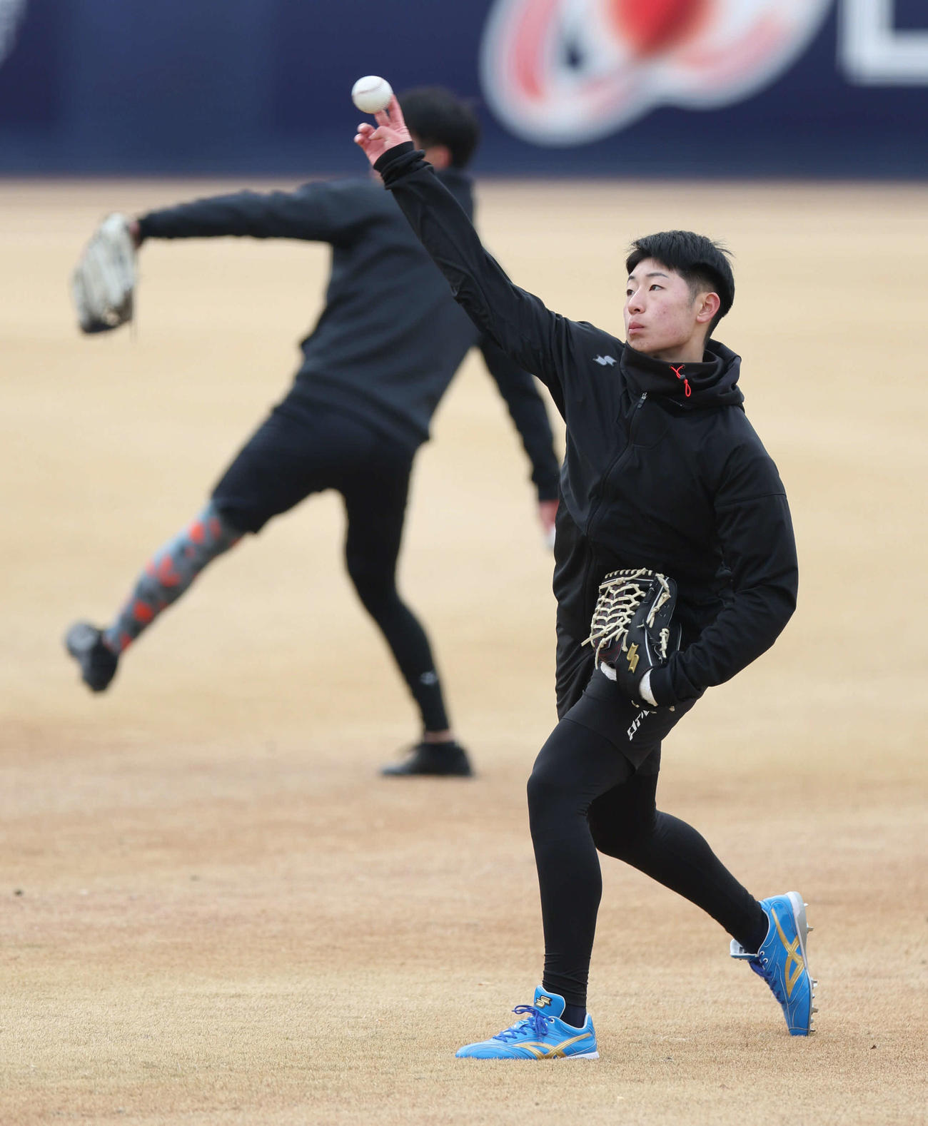 キャッチボールをする日本ハム星野（撮影・佐藤翔太）