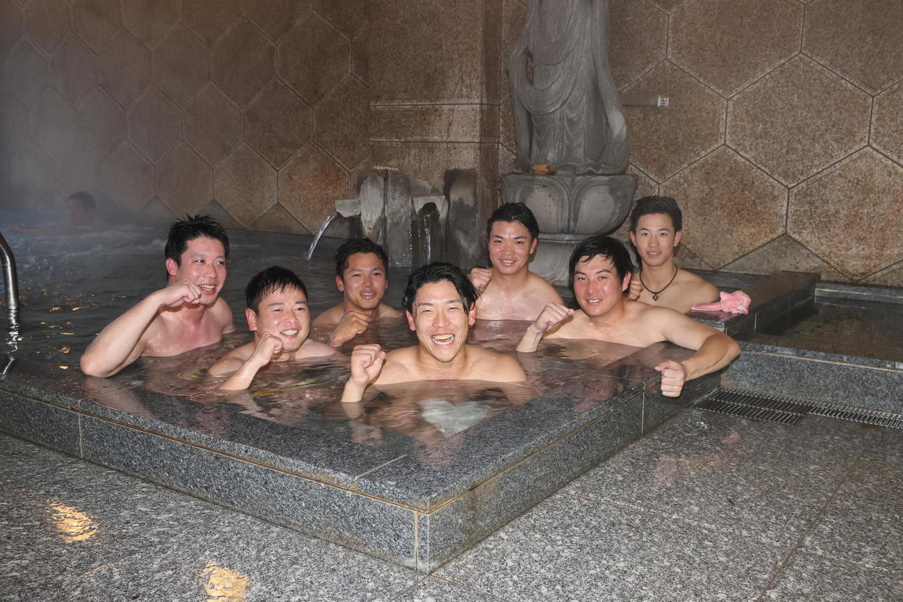 松山自主トレ後に恒例の温泉での撮影に応じたヤクルトの、左から山田、山崎、橋本、武岡、西村、川端、内山