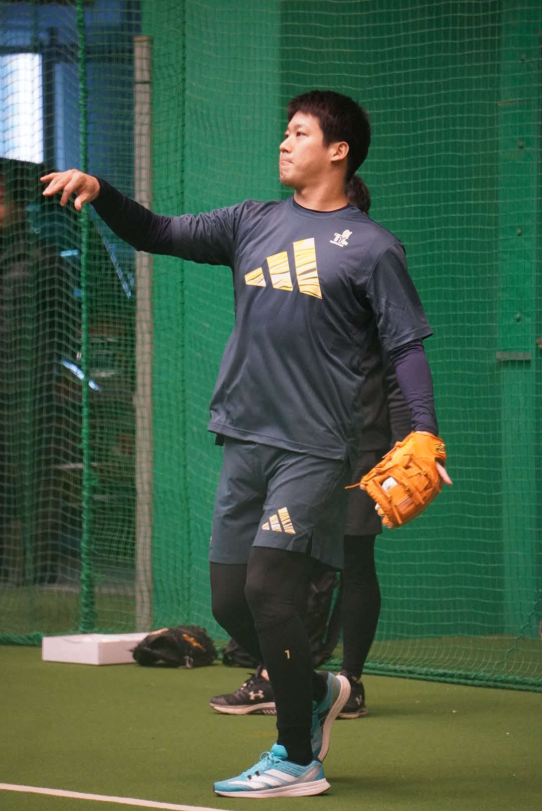 松山・坊っちゃんスタジアムの室内練習場で自主トレを公開したヤクルト山田