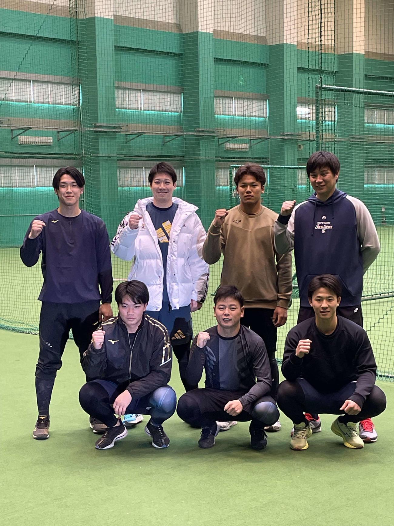 松山・坊っちゃんスタジアムの室内練習場で自主トレを公開したヤクルトの、後列左から武岡、山田、橋本、川端、前列左から西村、山崎、内山
