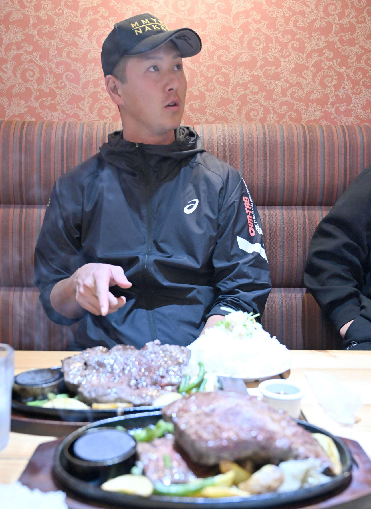 山盛りの白米とステーキに目を丸くする巨人秋広