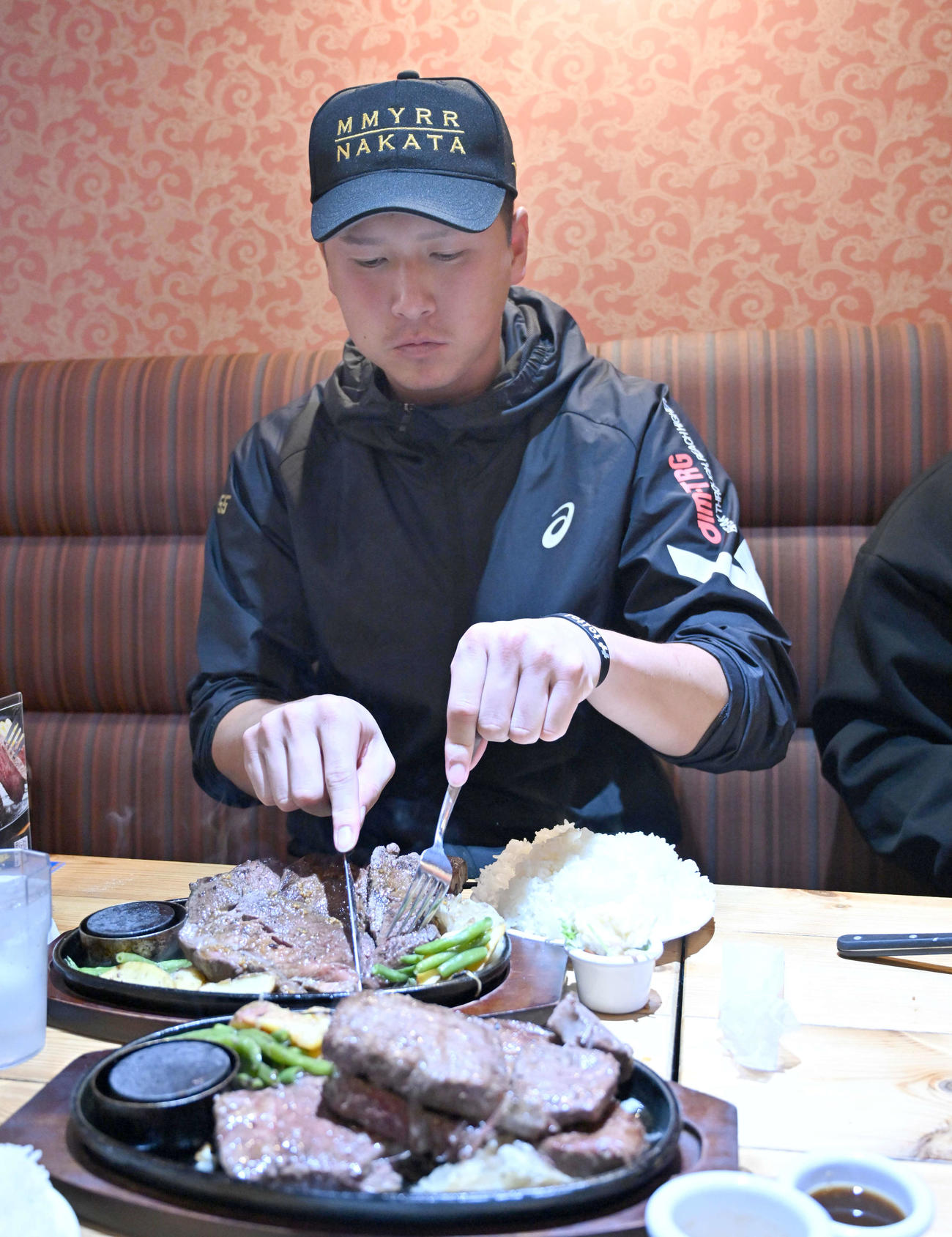 ステーキを切る巨人秋広