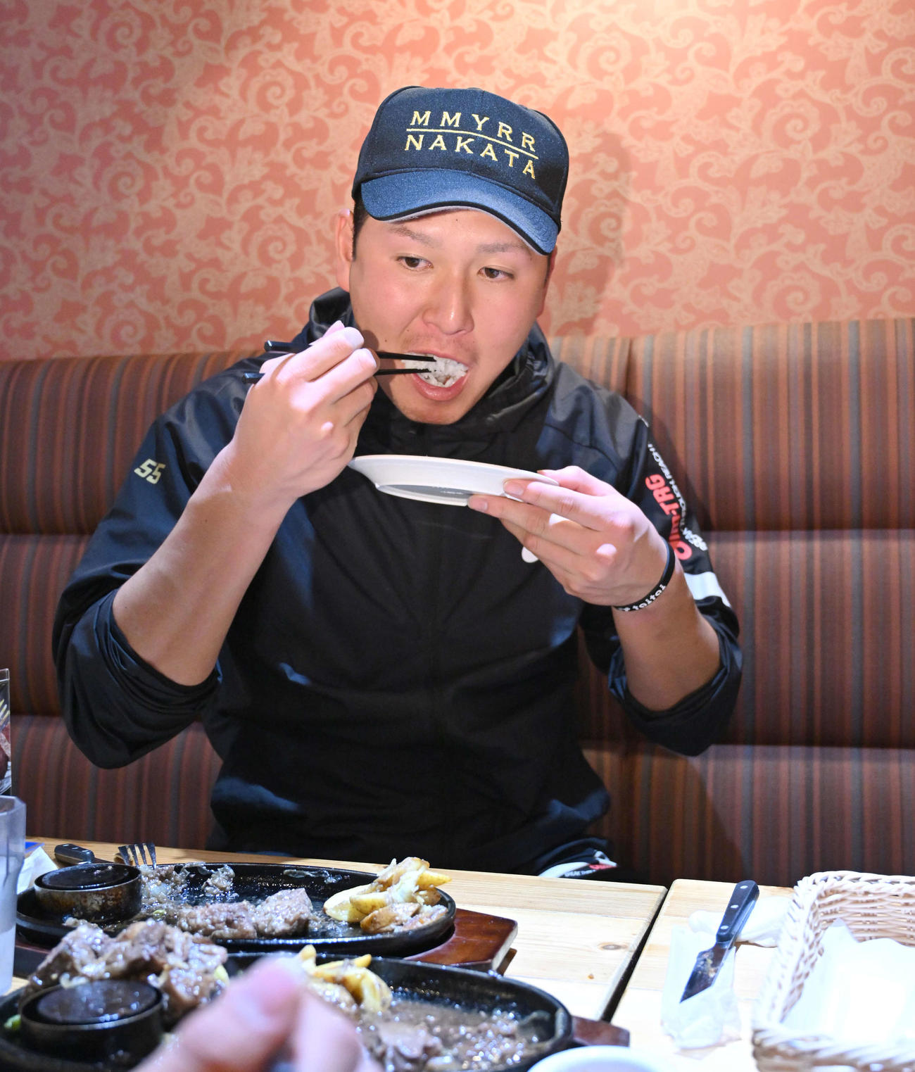 白米を食べる巨人秋広