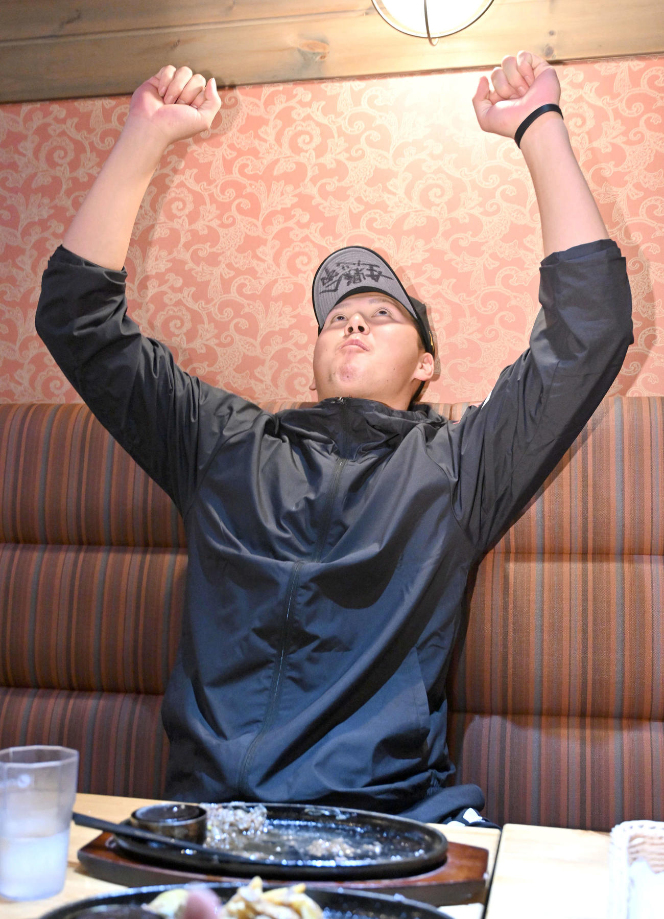 完食し、ガッツポーズをする巨人秋広