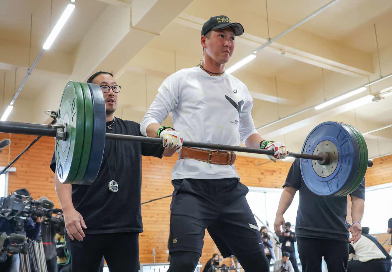 トレーニングをする巨人秋広
