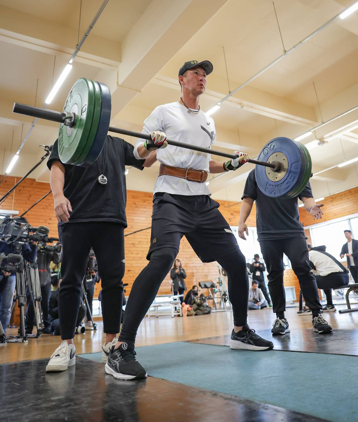 トレーニングで歯を食いしばる巨人秋広