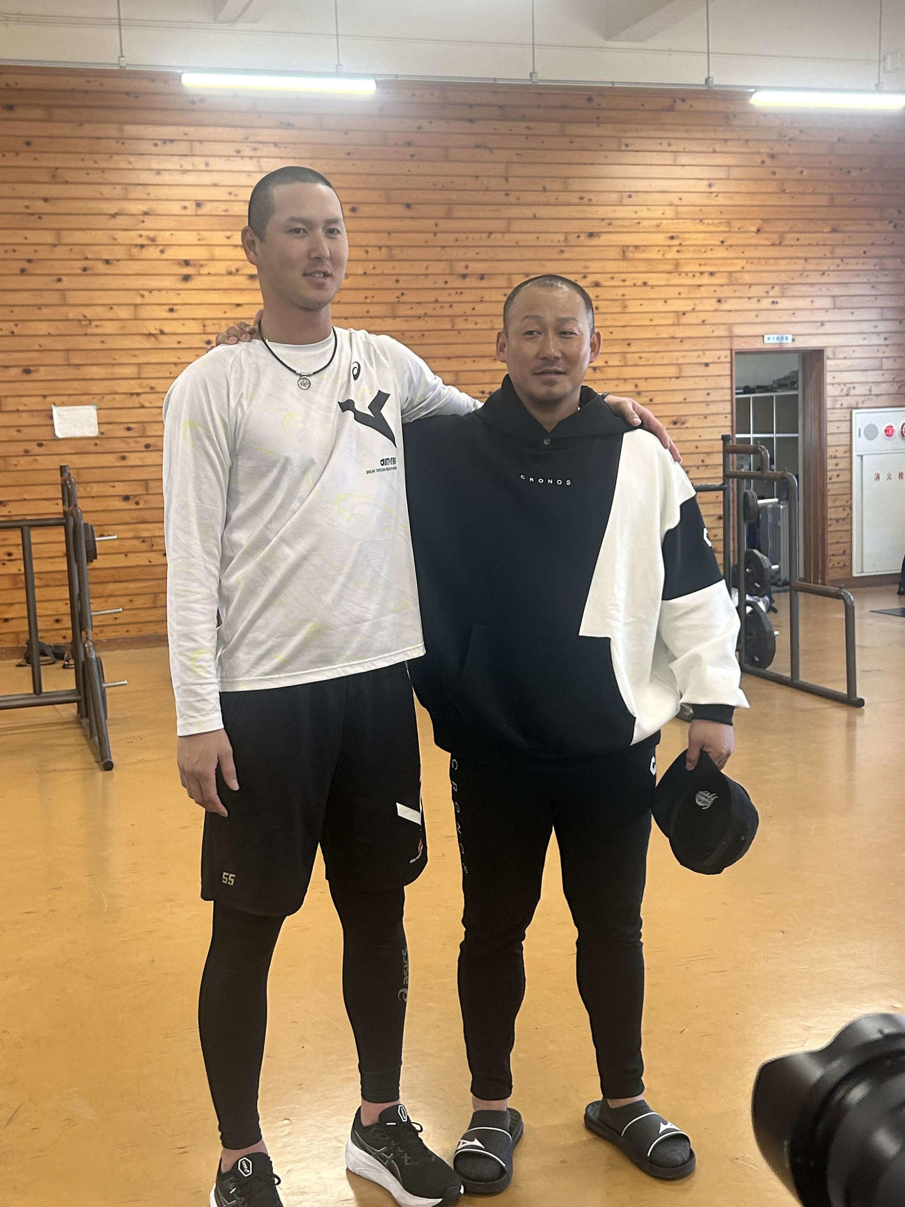 丸刈り姿を披露し、笑顔を見せる巨人秋広（左）と中日中田（撮影・上田悠太）