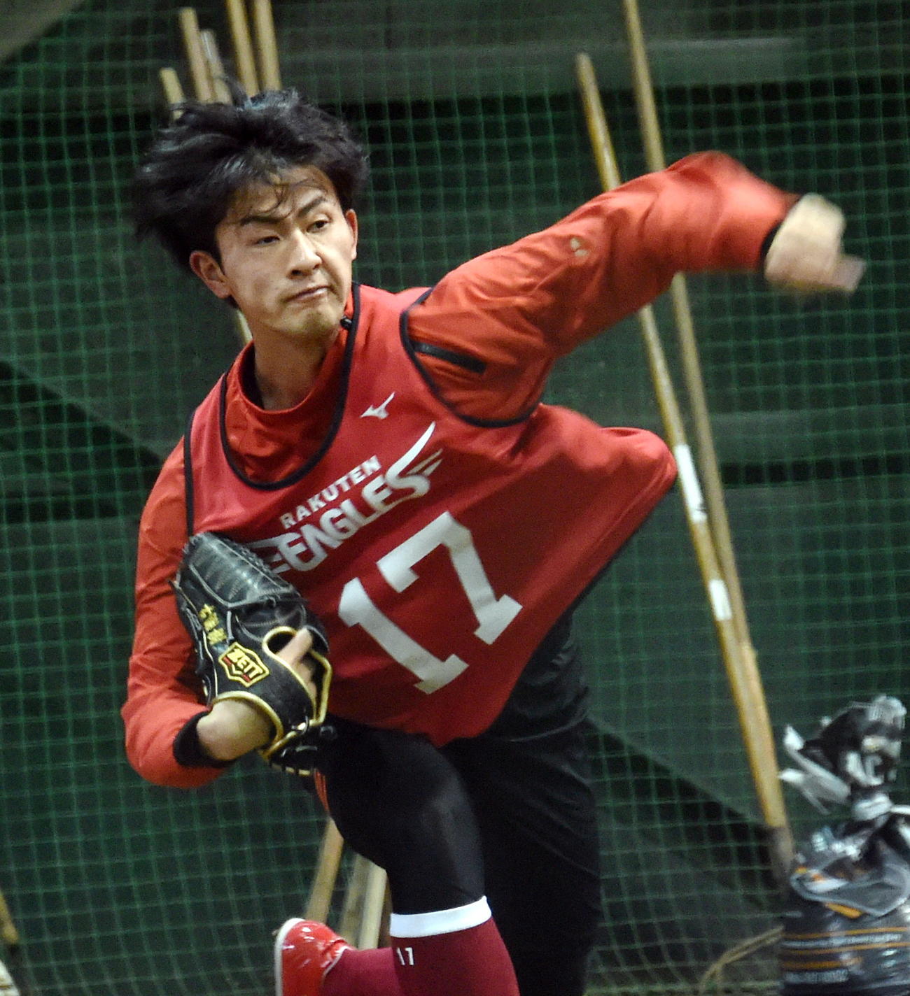 ブルペンで投げ込む楽天ドラフト1位・古謝（撮影・山田愛斗）