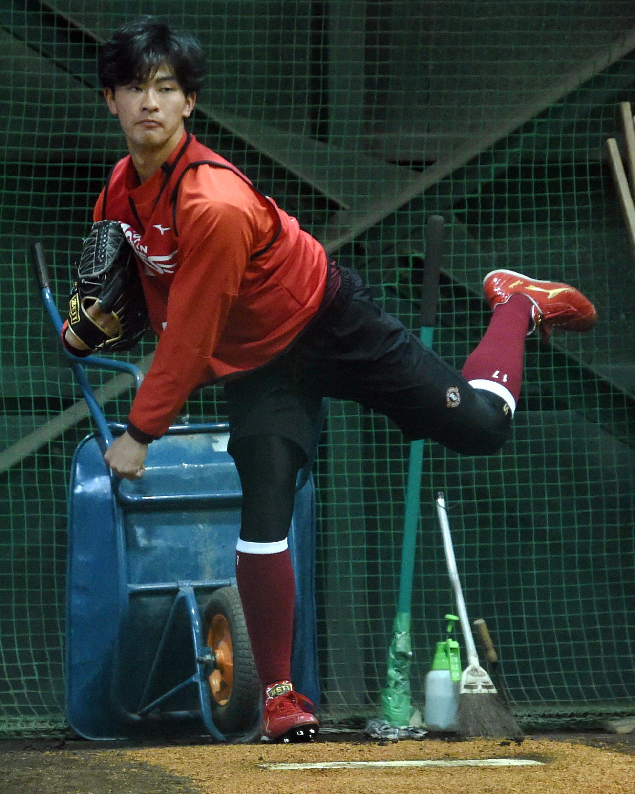 ブルペンで投げ込む楽天ドラフト1位・古謝（撮影・山田愛斗）