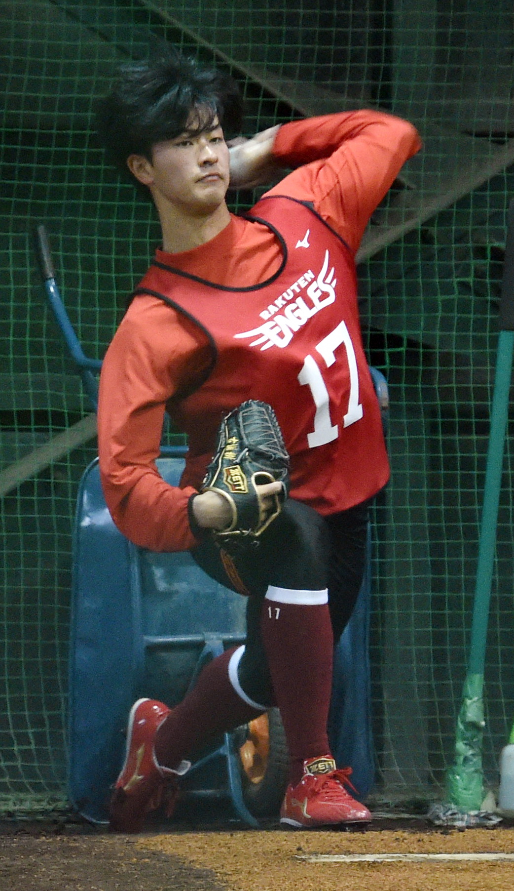 ブルペンで投げ込む楽天ドラフト1位・古謝（撮影・山田愛斗）