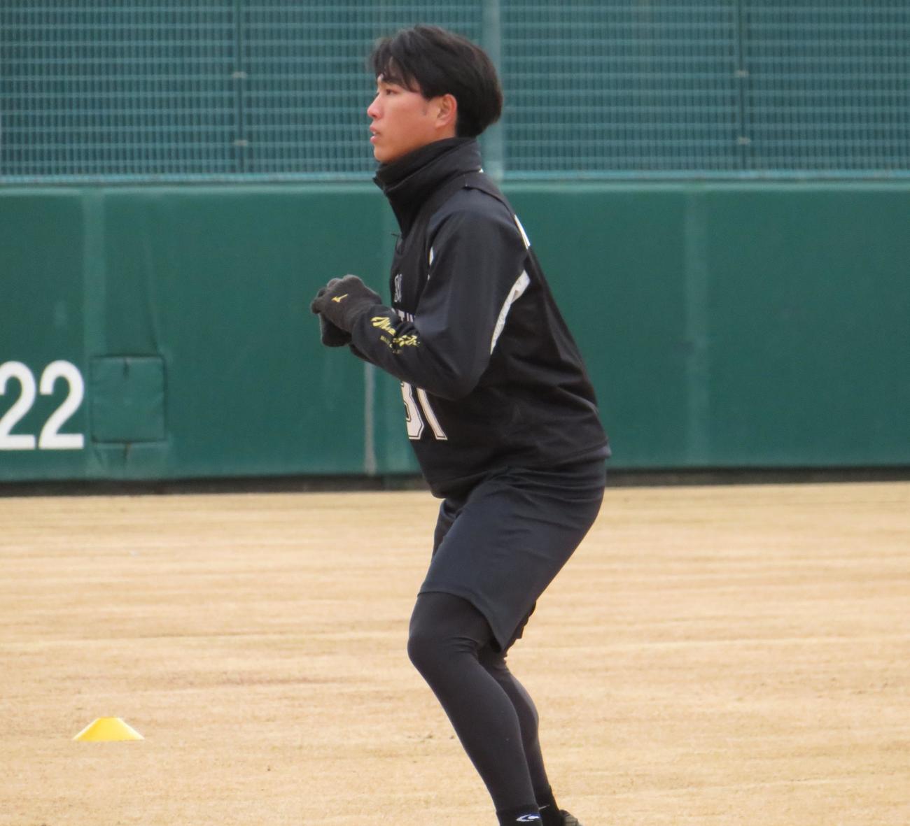 新人合同自主トレに参加したドラフト2位の大谷（撮影・星夏穂）