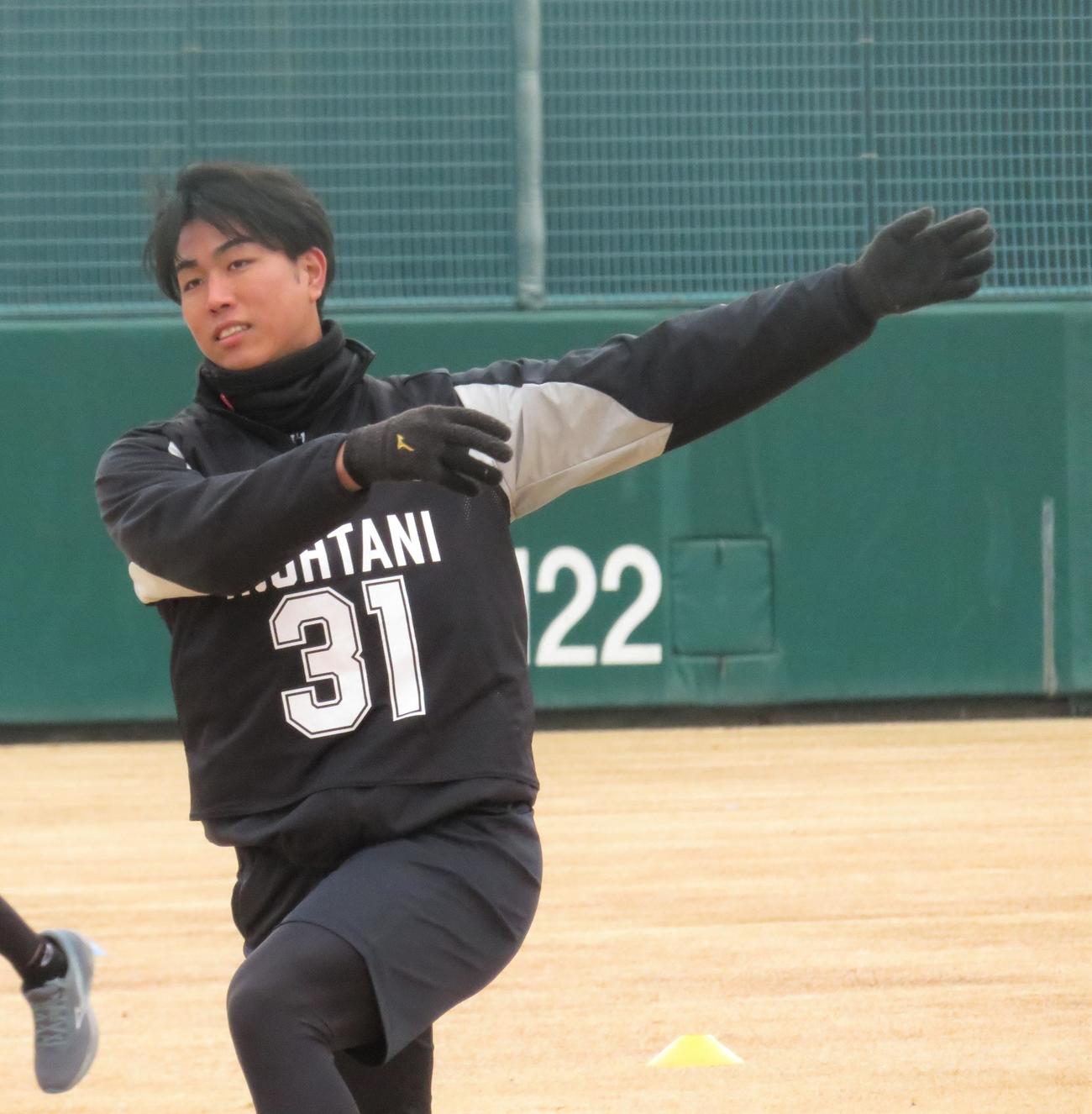 新人合同自主トレに参加したロッテドラフト2位の大谷（撮影・星夏穂）