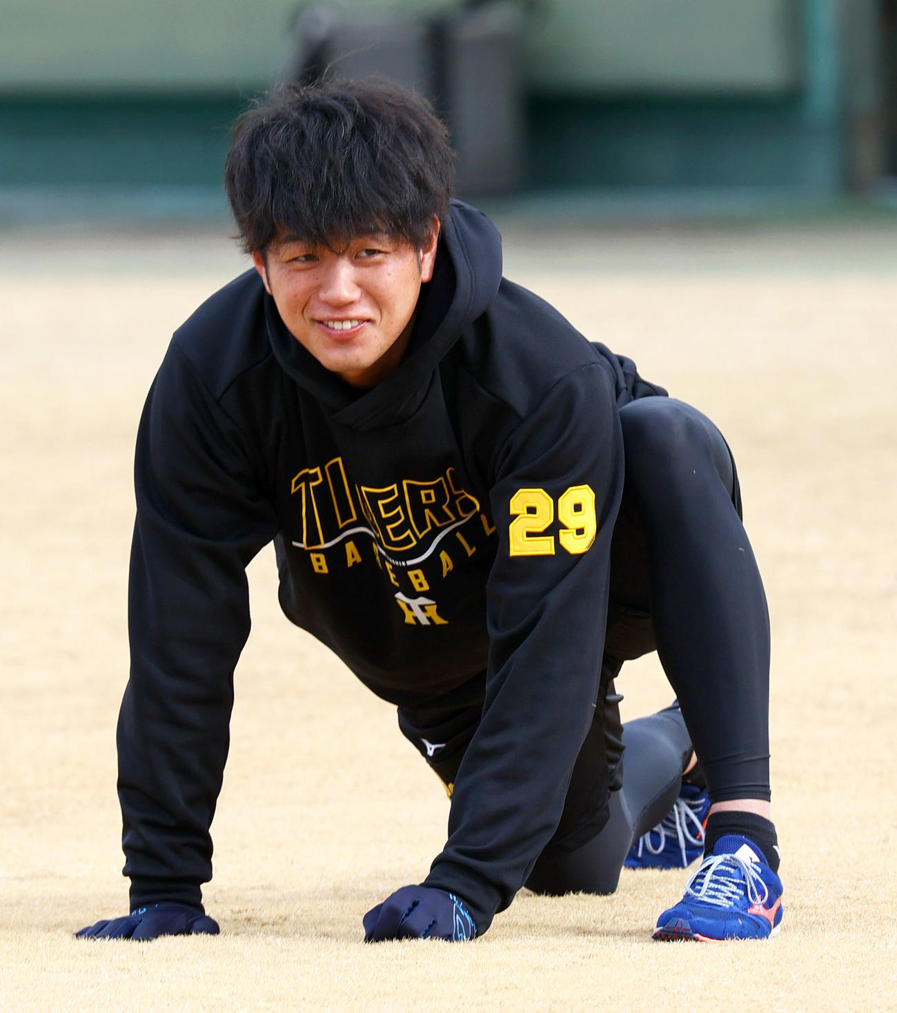 鳴尾浜で自主トレを行う阪神高橋（撮影・上山淳一）