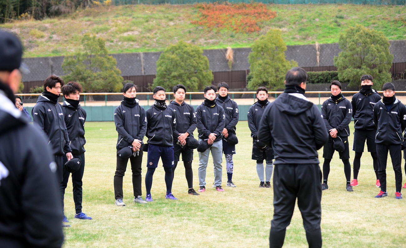 赤堀監督（右手前）の話を聞く選手たち