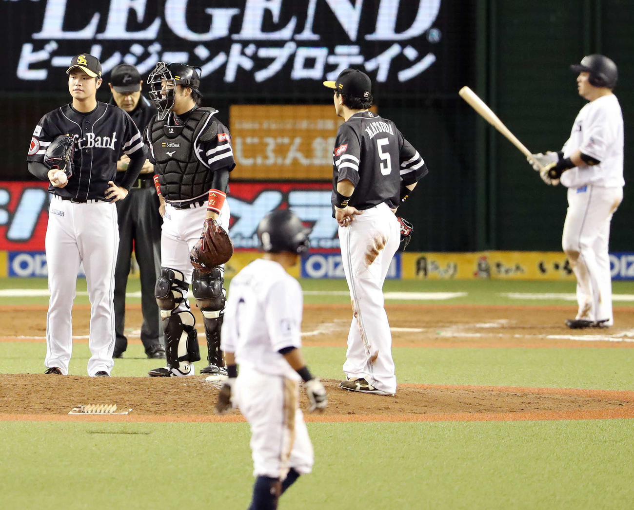 19年9月、西武戦で打席に山川（右）を迎え、ソフトバンク甲斐野（左）のもとに集まる内野陣