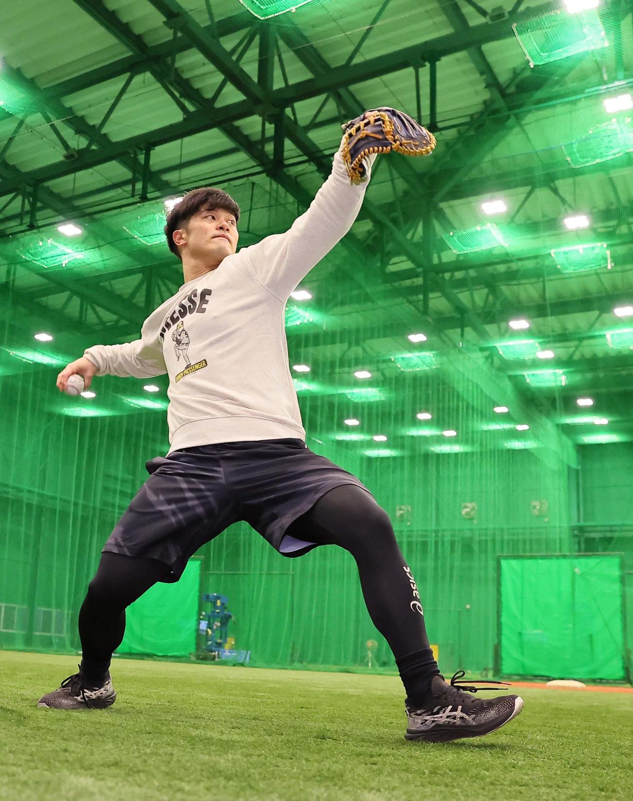 自主トレを公開した坂本はキャッチボールをする（撮影・上田博志）