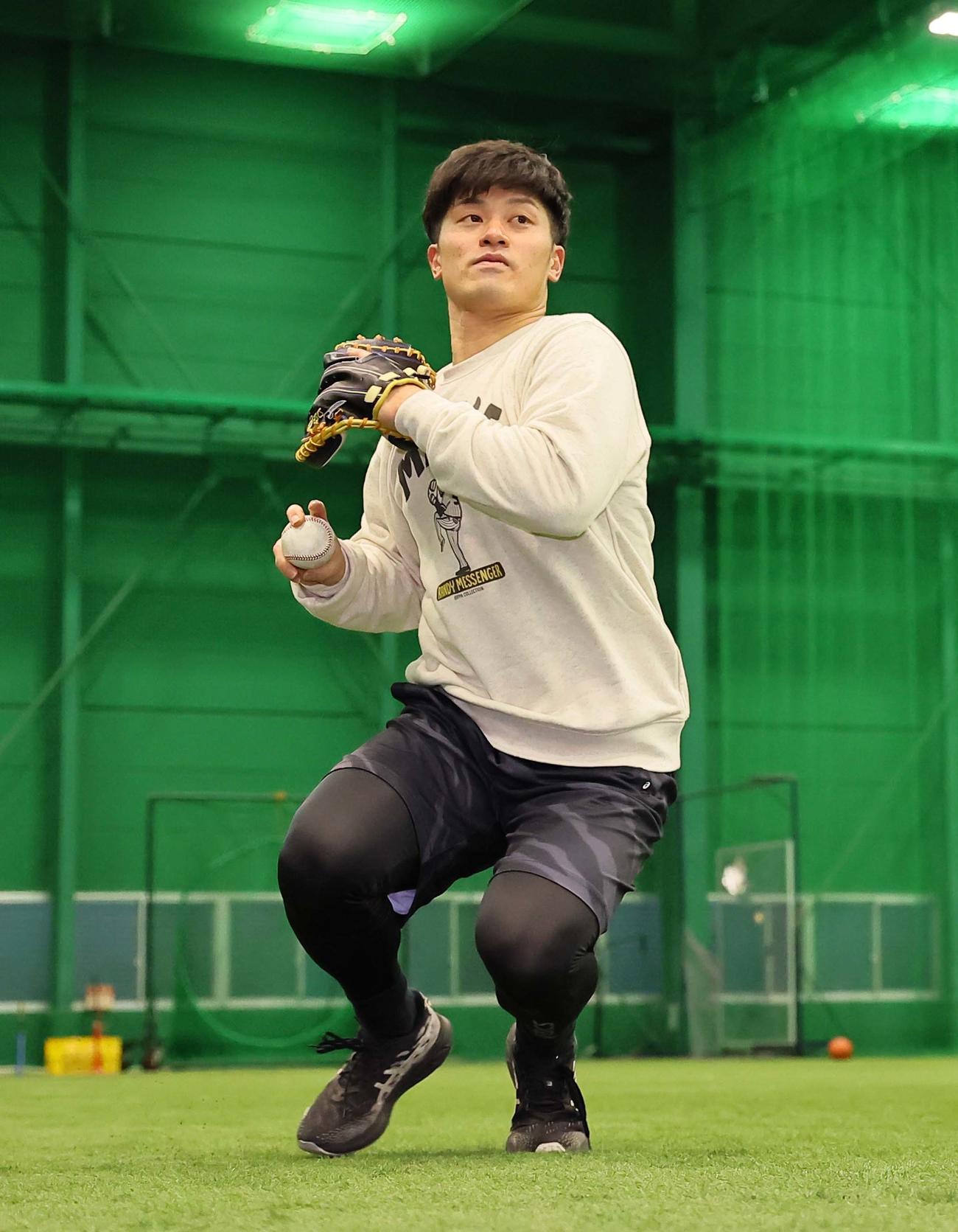 座りからの送球練習を繰り返す坂本（撮影・上田博志）