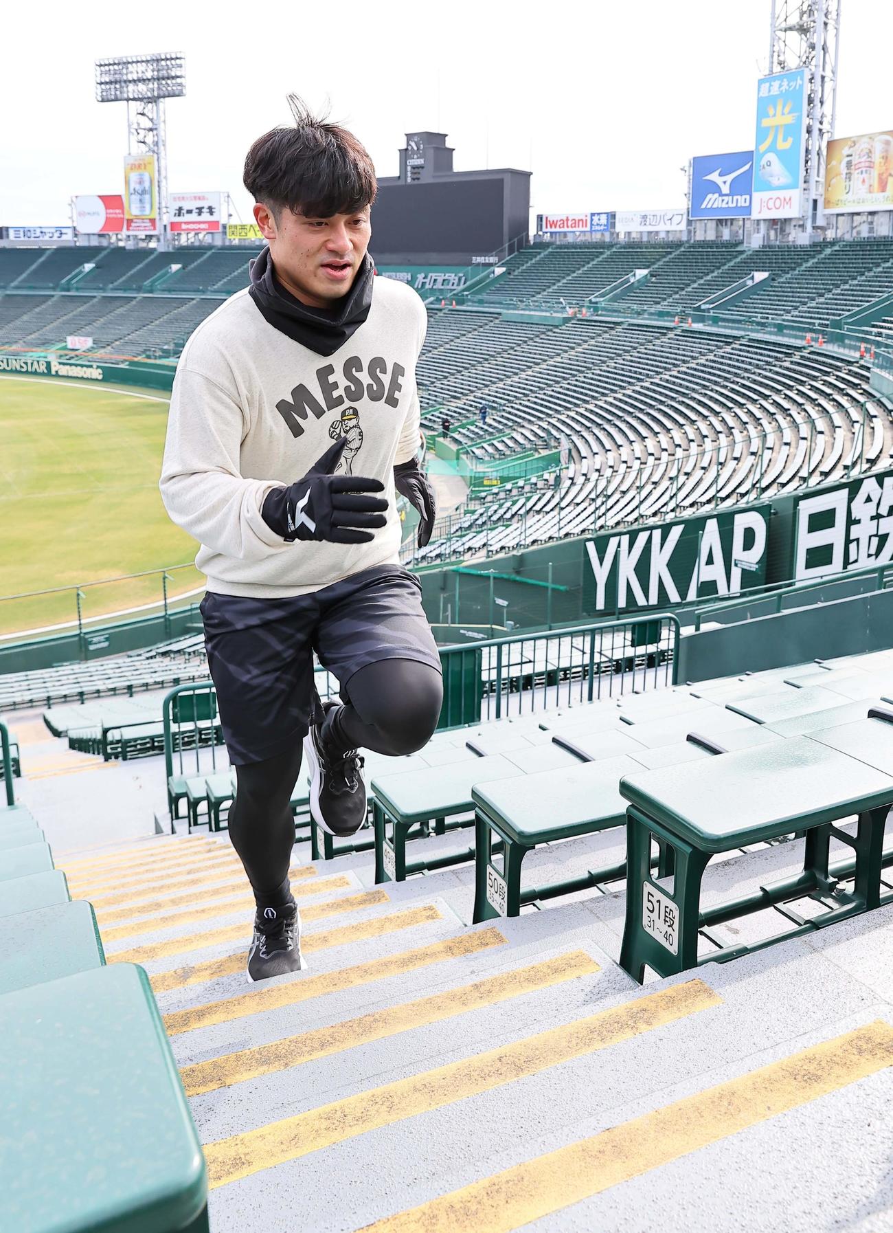 甲子園球場のアルプス席を駆け上がる坂本（撮影・上田博志）