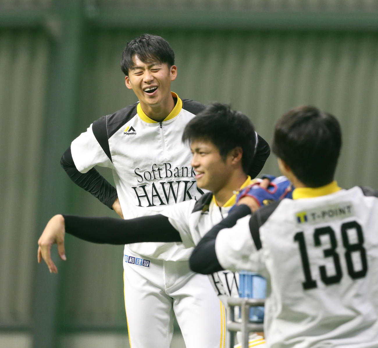 甲斐野（中央）の投球モノマネに笑顔を見せる板東（2019年3月撮影）