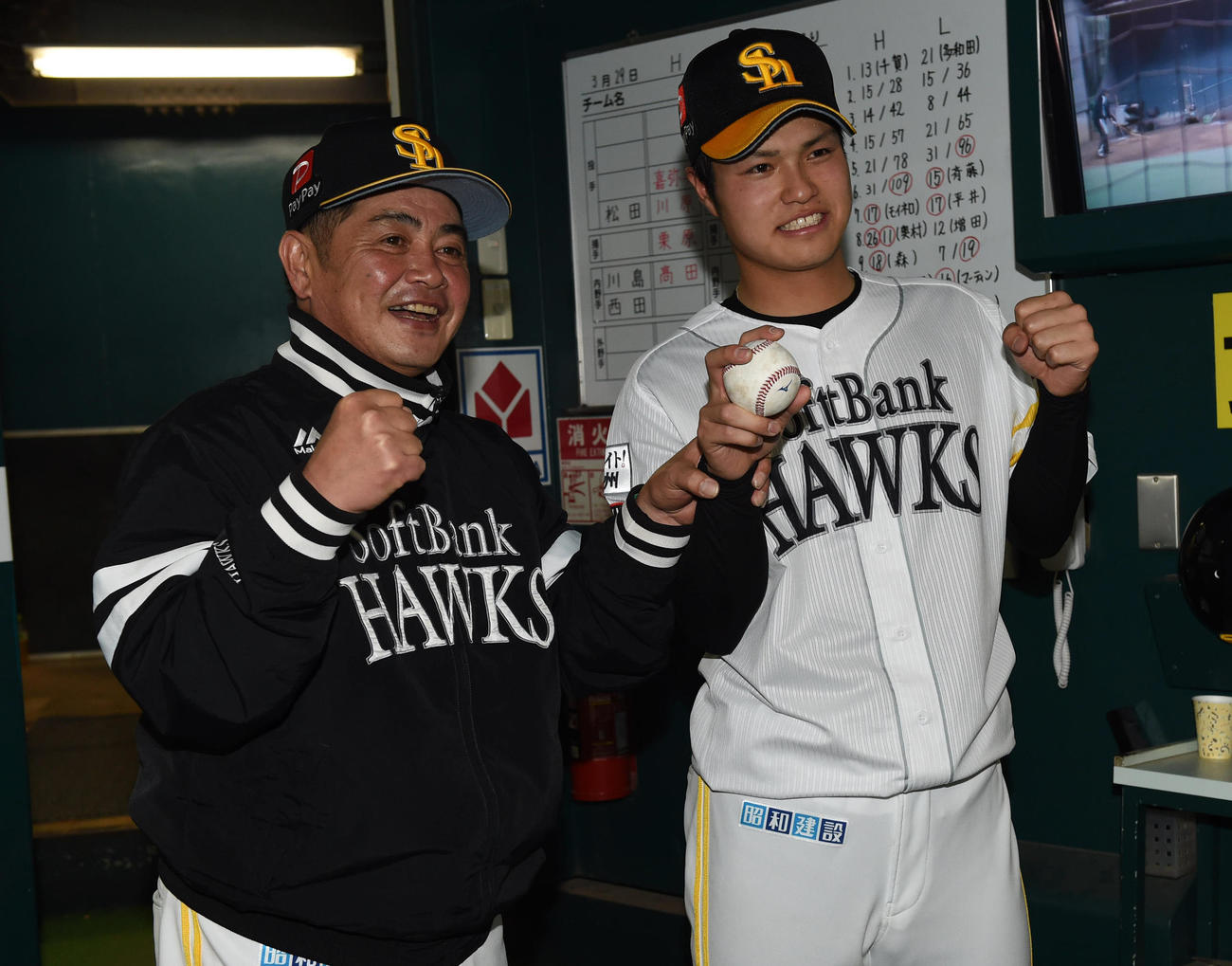 プロ初勝利をあげた甲斐野央は工藤公康監督から祝福される（2019年3月撮影）
