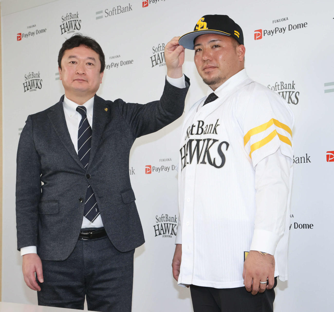 ソフトバンクにFAで加入した山川。左は三笠杉彦GM（2023年12月撮影）