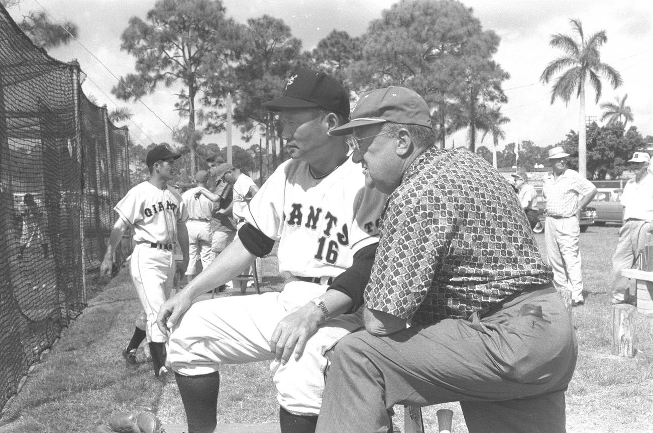1961年3月ベロビーチキャンプでドジャースのオマリー会長（右）と練習を見守る川上哲治監督