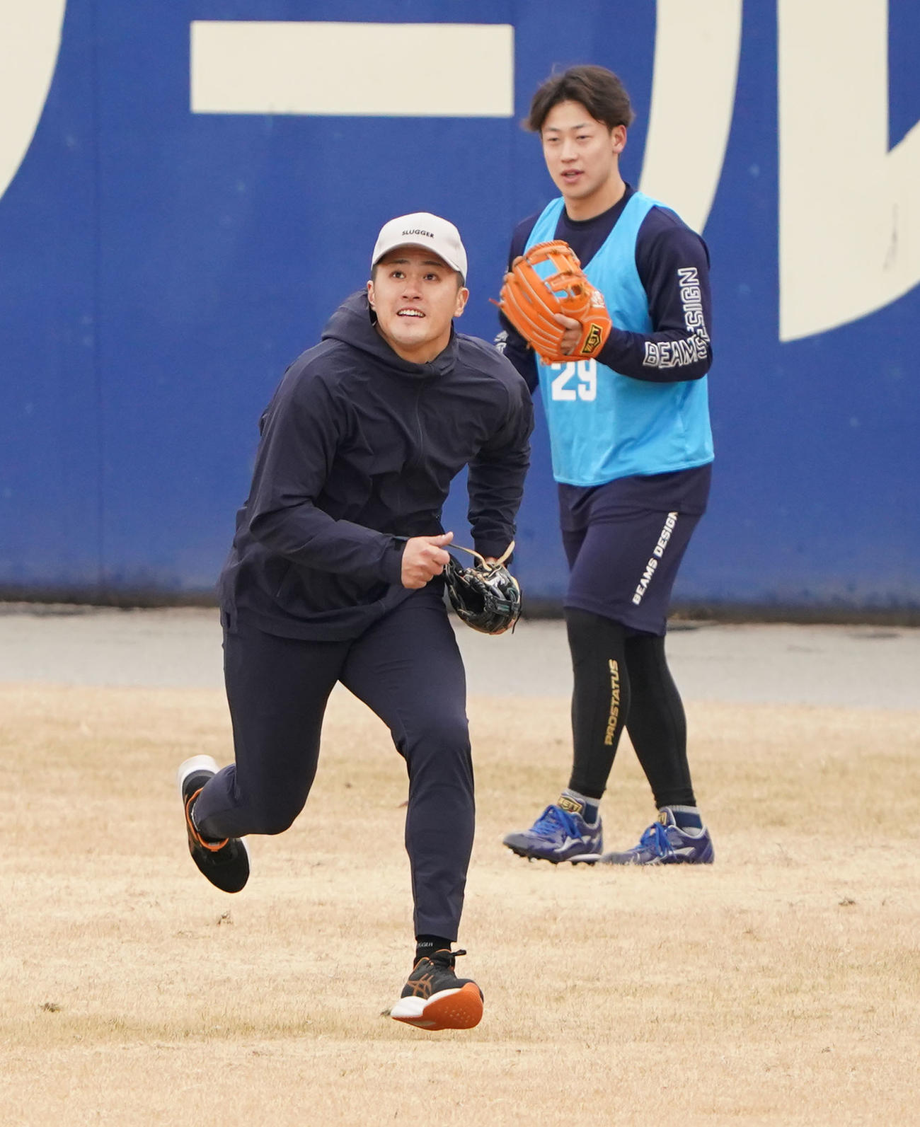 新人選手らとともに外野ノックを受ける中日板山（左）（撮影・森本幸一）