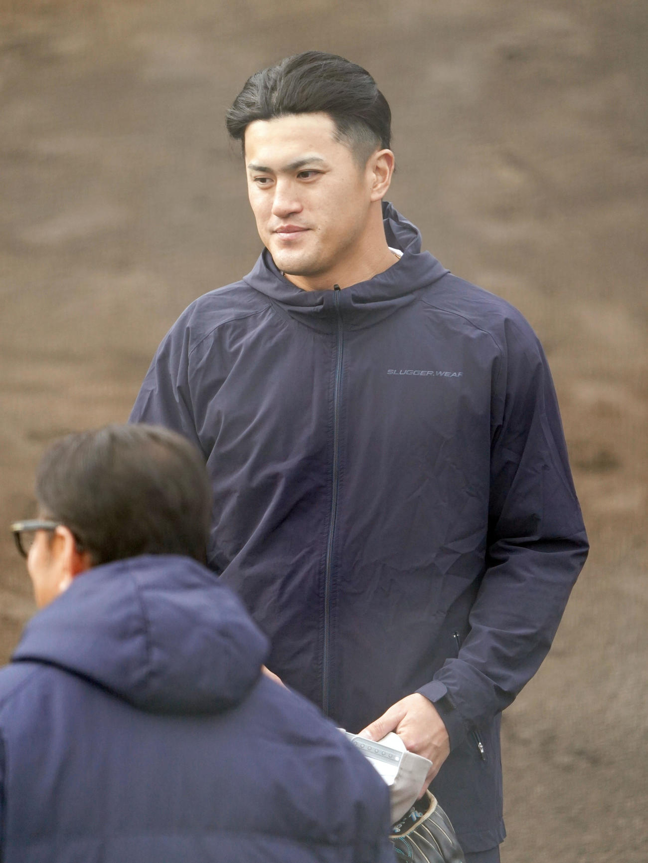 スタッフと言葉を交わす板山（右）（撮影・森本幸一）