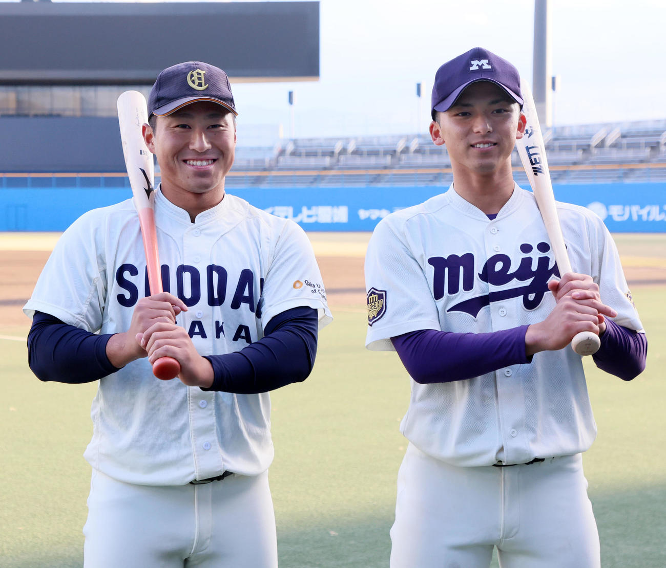 侍ジャパン大学生代表候補の合宿が始まり2ショットに収まる渡部（左）と宗山（撮影・加藤哉）