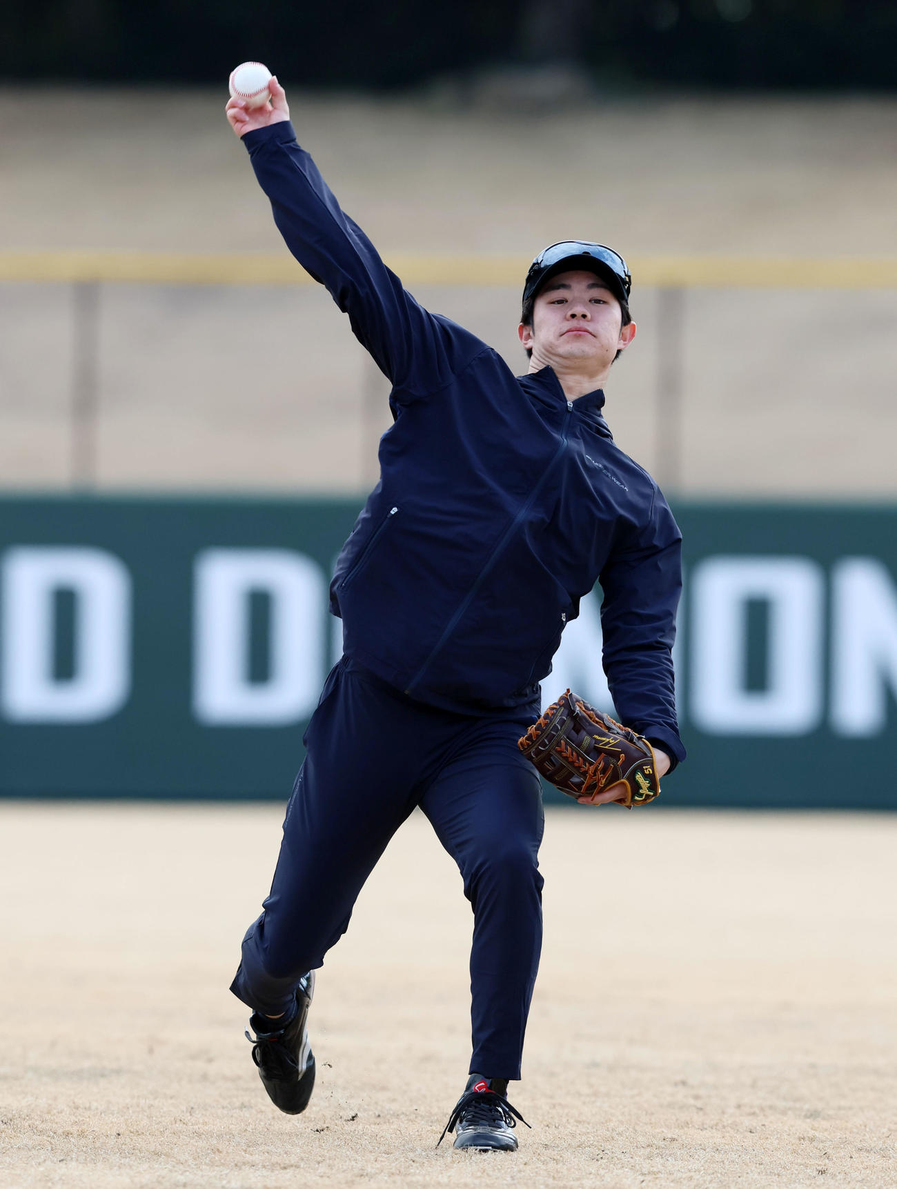 自主トレを公開しキャッチボールする中野（撮影・加藤哉）