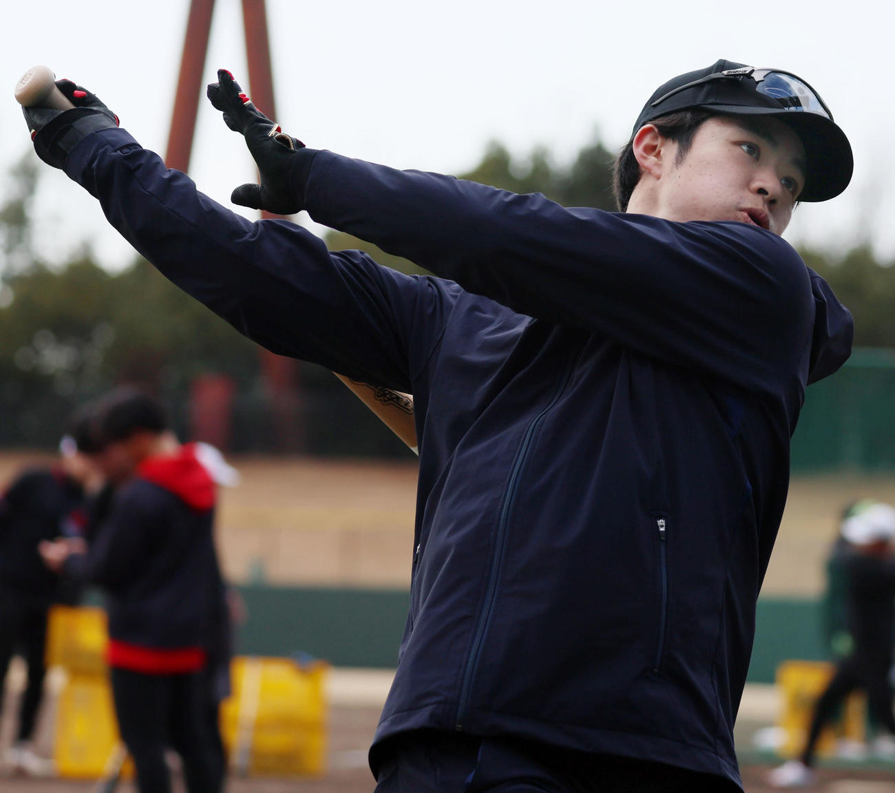 自主トレを公開しティー打撃を行う中野（撮影・加藤哉）