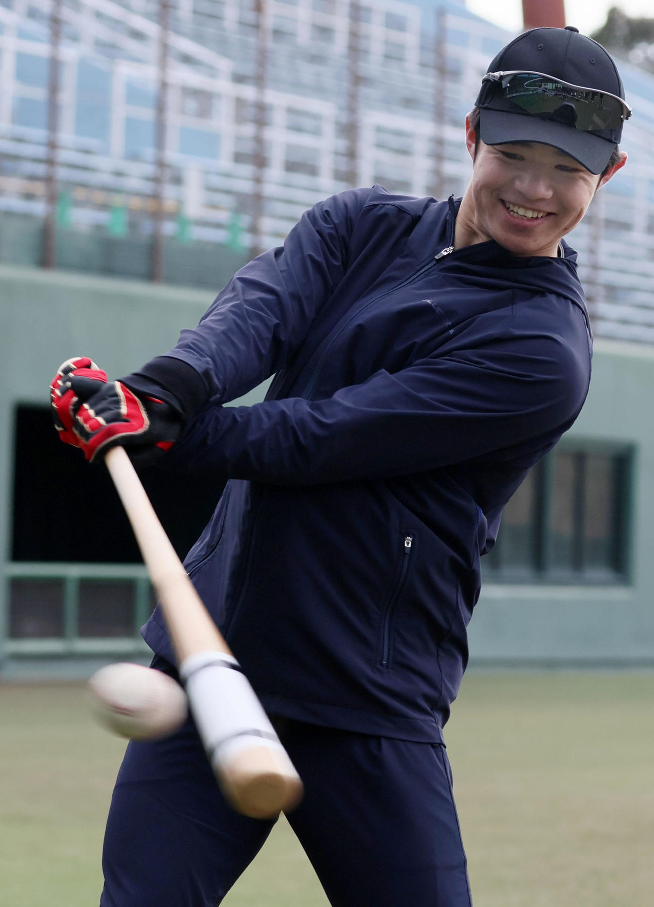 自主トレを公開しティー打撃を行う中野（撮影・加藤哉）