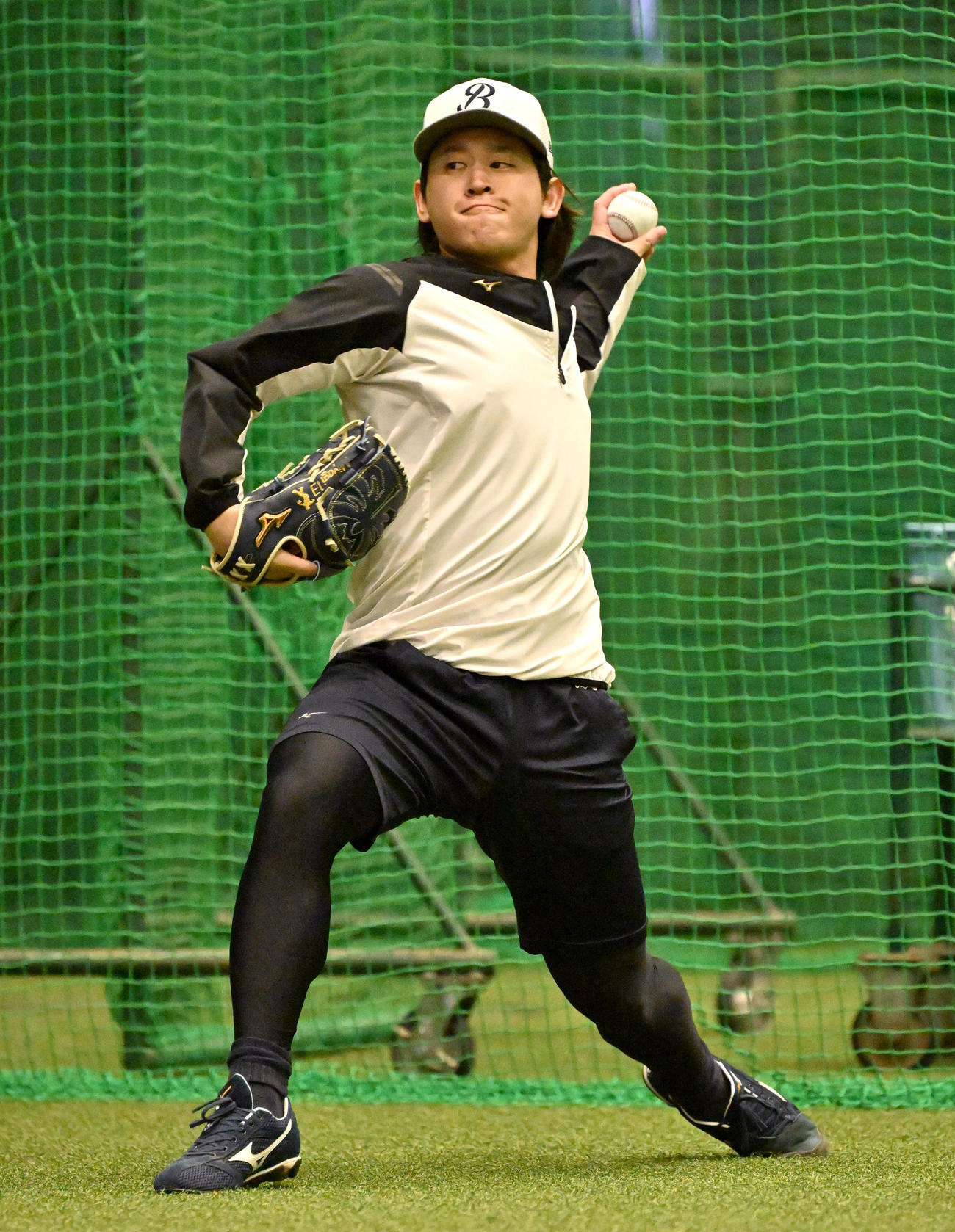 室内練習場でキャッチボールをする宮城（撮影・石井愛子）