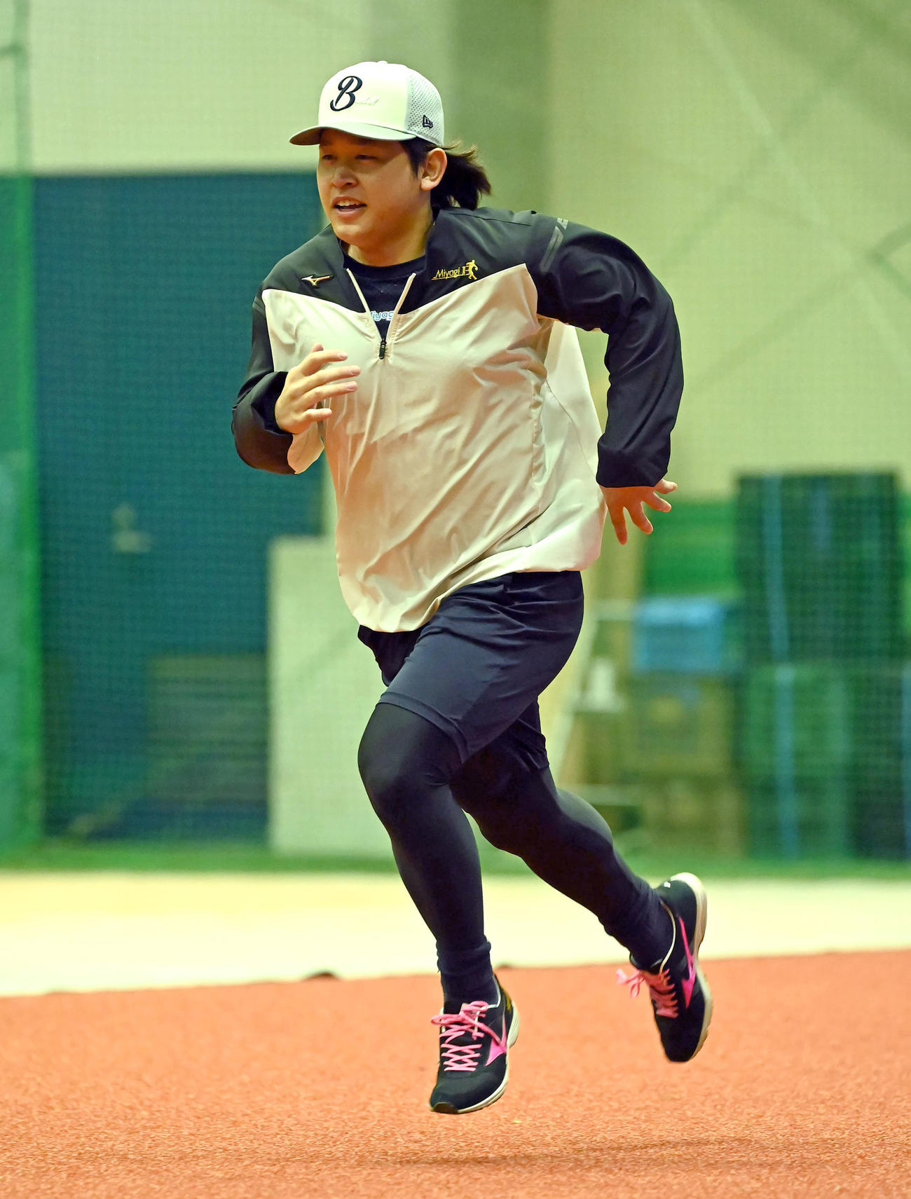 室内練習場でダッシュをする宮城（撮影・石井愛子）
