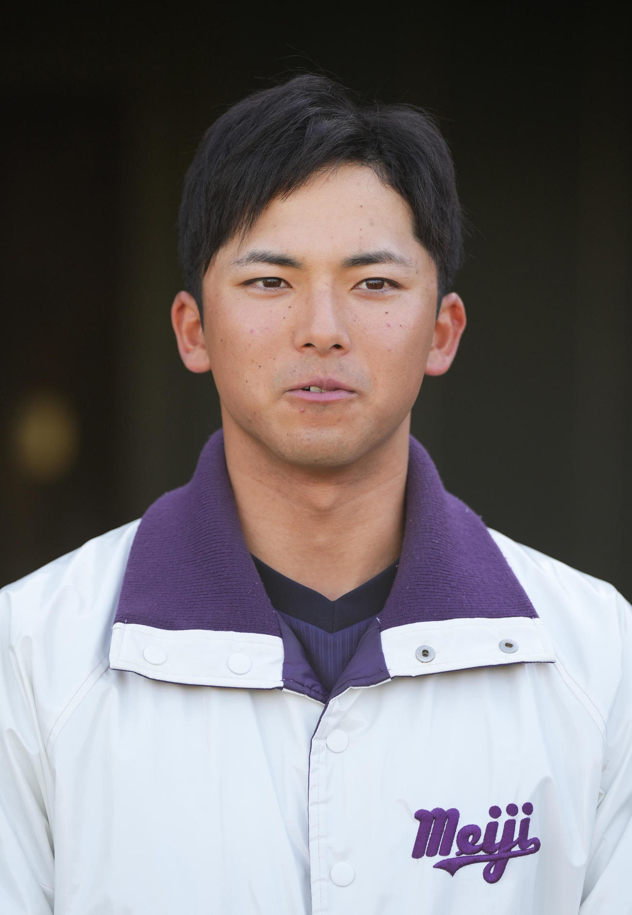 ６日、練習初めを終え、記者の質問に答える明大・宗山（撮影・菅敏）