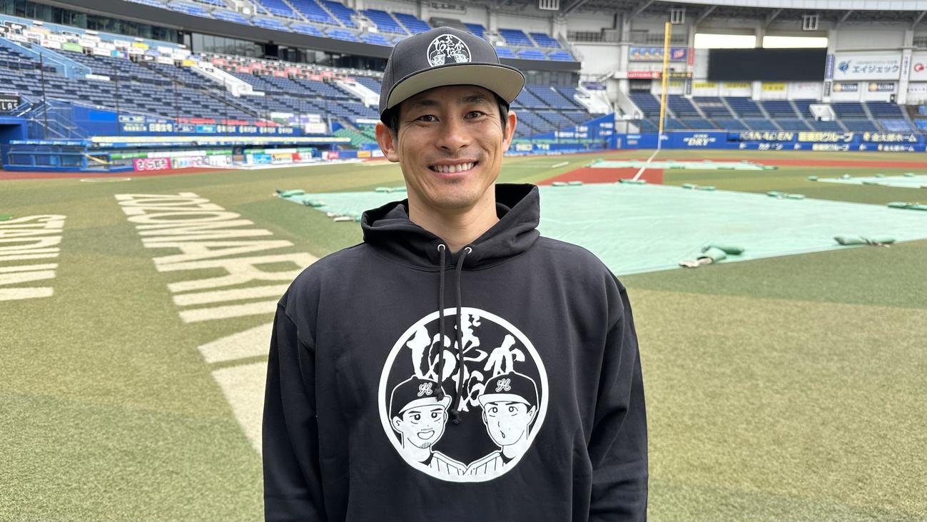 自身が監修した、岡とのコラボアパレルを着用するロッテ荻野