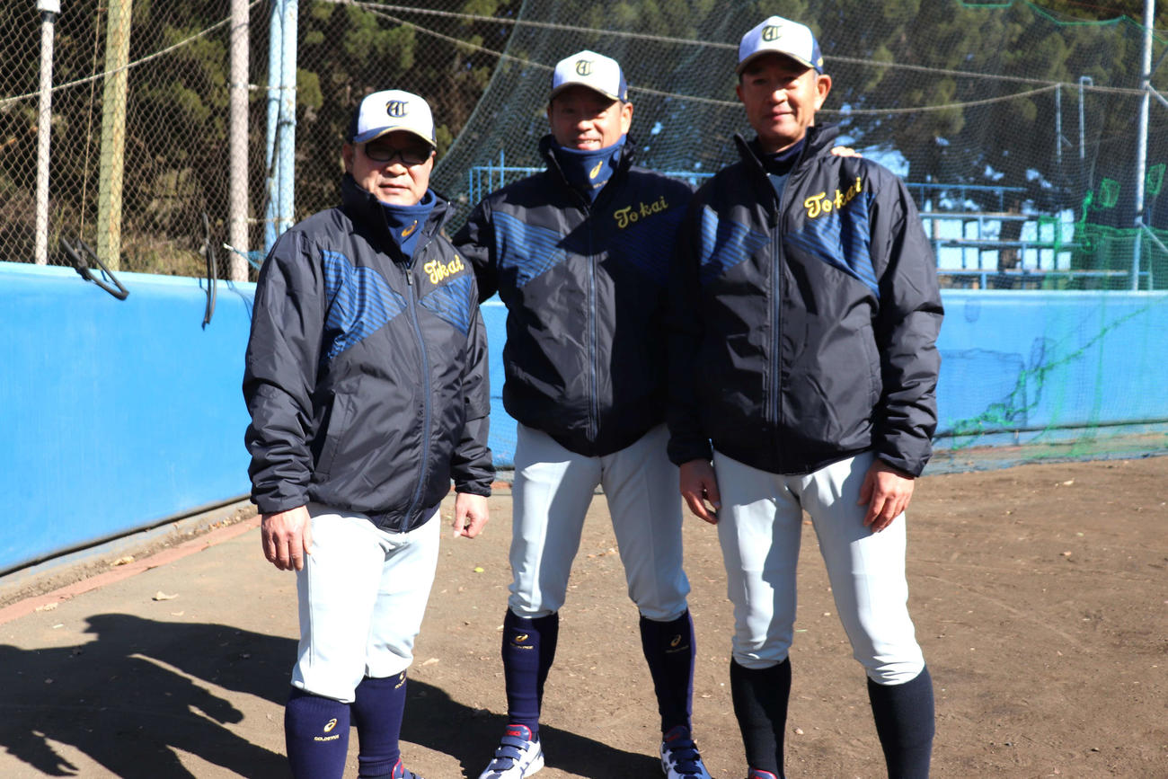 練習始めで、新体制でスタートを切った、東海大の（左から）田中大次郎コーチ、長谷川国利監督、酒井勉コーチ（撮影・保坂淑子）