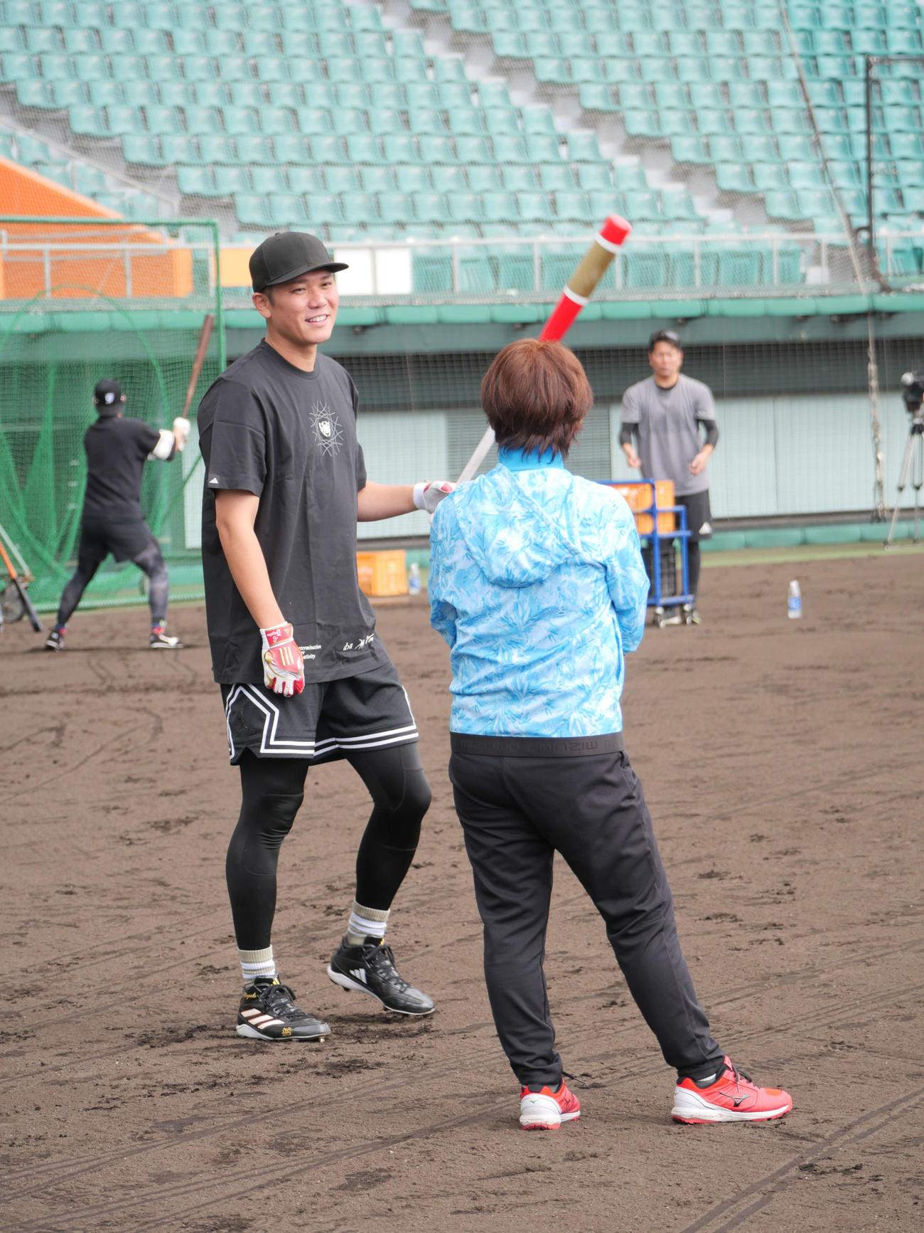 宇津木妙子氏（右）と笑顔で話をする巨人坂本（撮影・上田悠太）